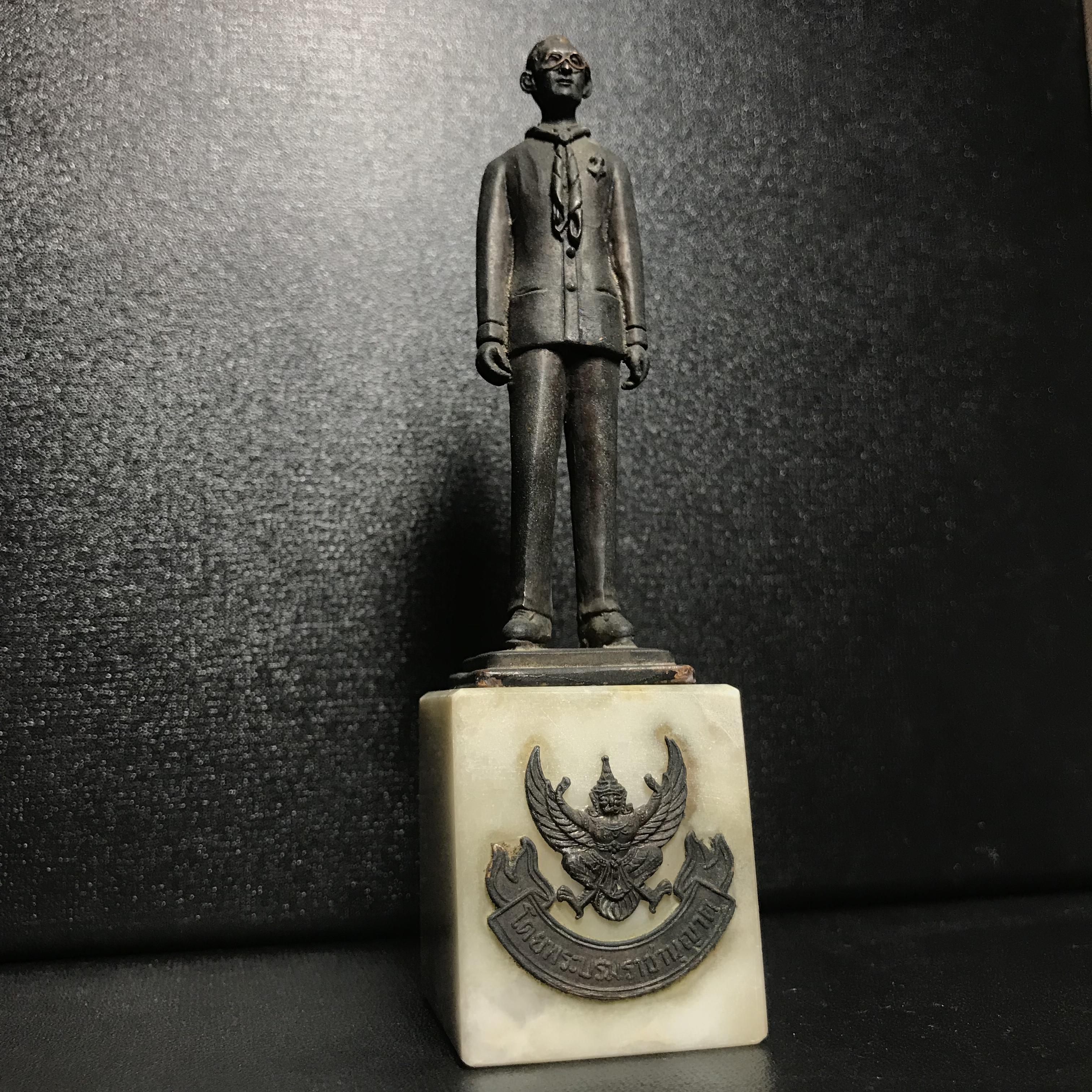 พระบรมรูปหล่อ ผู้ให้กำเนิดลูกเสือชาวบ้าน ในหลวงรัชกาลที่ 9 ทรงชุดลูกเสือชาวบ้าน ฐานหินอ่อน(หายาก)