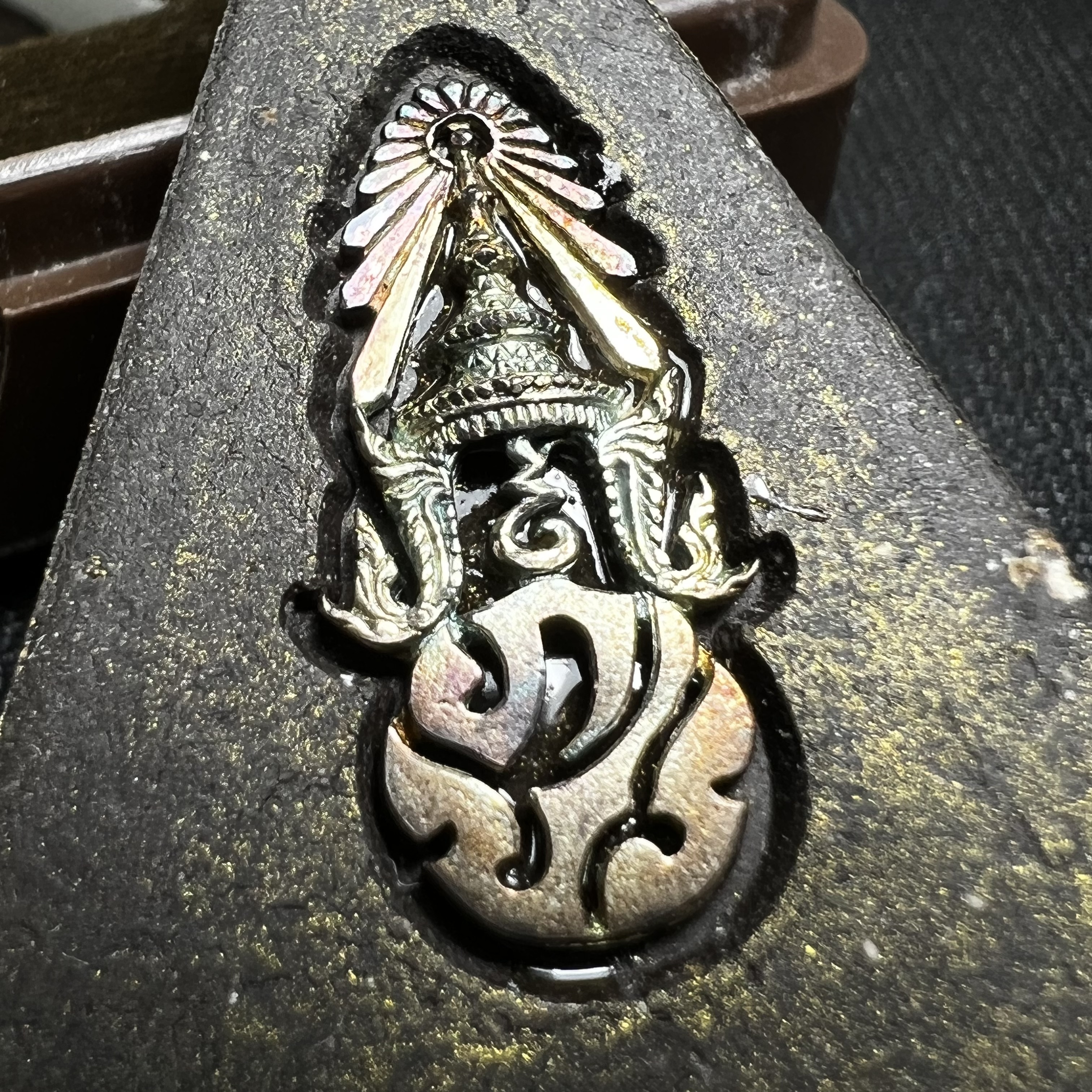 พระพุทธชินราช ภปร. โครงการ "เพราะแผ่นดินนี้ คือ แผ่นดินเกิด" ปี2548(รุ่นแรก) พระผงหลัง ภ.ป.ร. เงิน (พระราชทานเส้นพระเจ้า (เส้นผม)และมวลสารจิตรลดา)