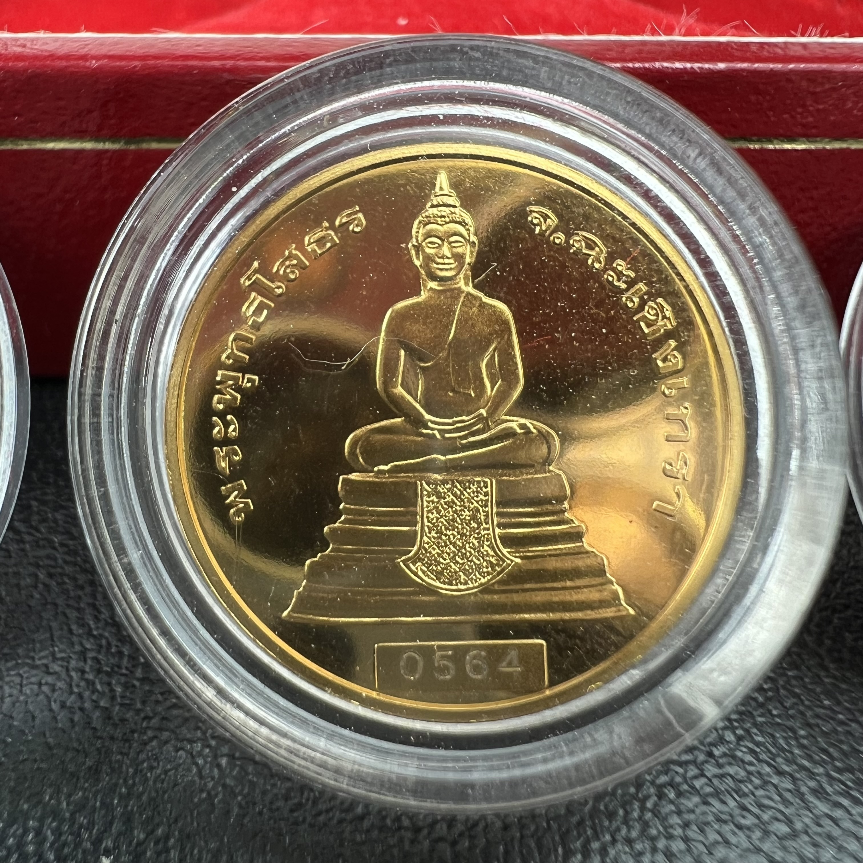 เหรียญพระพุทธโสธร-สมเด็จพระปิยมหาราช รุ่นกาญจนาภิเษก วัดสุทัศน์เทพวราราม ปี2538 ครบชุดสามกษัตริย์ 1 ชุดมี 3 เนื้อ (เงินขัดเงา+กะไหล่ทองขัดเงา+ทองแดงบริสุทธิ์ขัดเงา) ขนาด 19 มม. ครบชุดพิมพ์เล็กหมายเลขเดียวกันพร้อมกล่องและใบรับรองเดิม(1ใน 1000 ชุด หายากมาก)