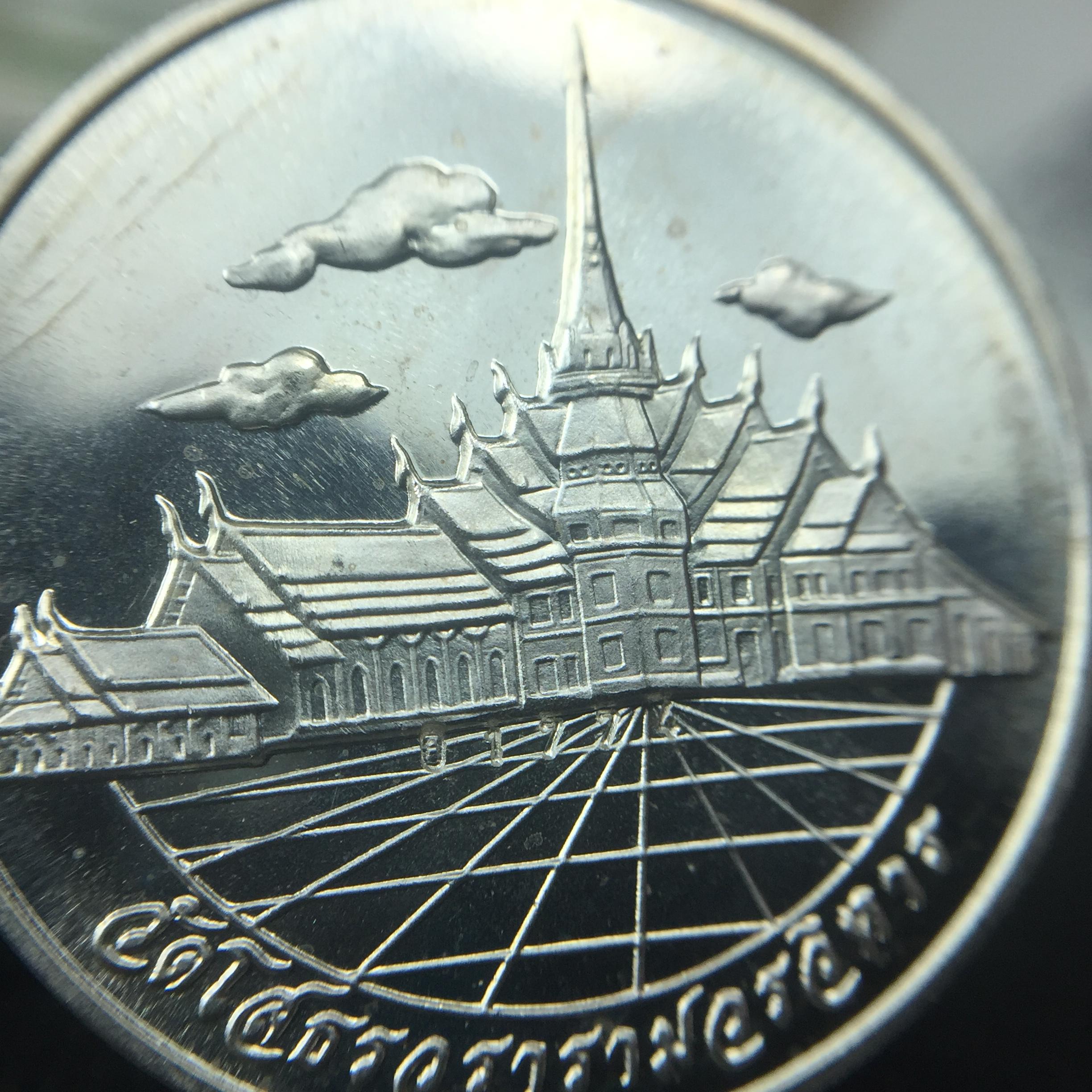 พระพุทธโสธร ภปร. รุ่นย้อนยุค สร้างพระอุโบสถ สมาคมชาวฉะเชิงเทรา จัดสร้าง ปี 2539 วโรกาสครองสิริราชสมบัติครบ 50 ปี เนื้อเงิน เหรียญปั้มด้านหน้า ภปร. ด้านหลัง พระอุโบสถ ขนาด 2.5 ซม.เนื้อเงิน(ผิวเดิม) พร้อมกล่องบรรจุและใบรับรองเดิมครบสมบูรณ์