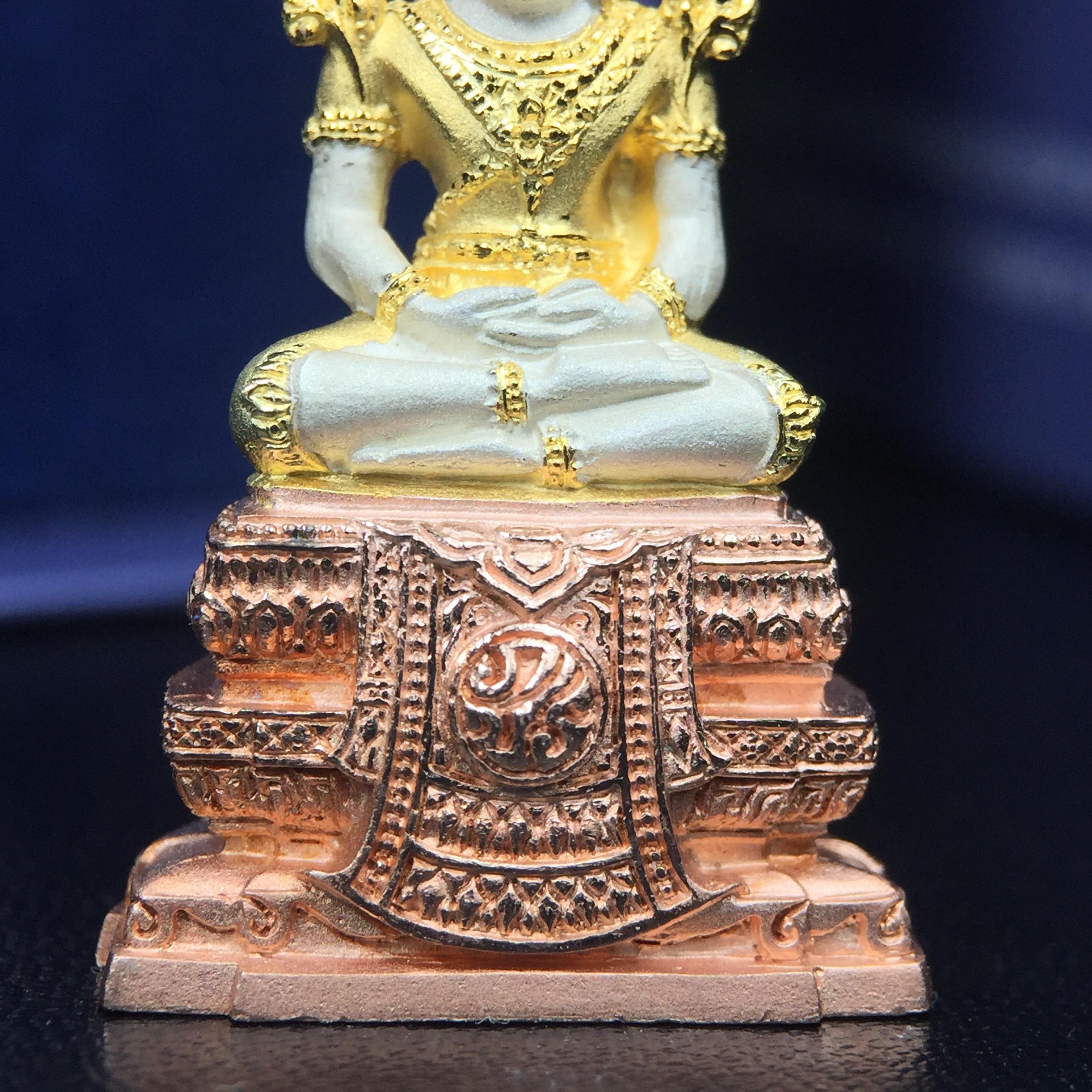 พระแก้วมรกต ภปร. ปี2547 จัดสร้างโดย รพ.ภูมิพลฯ เนื้อเงิน (3 กษัตริย์)ลอยองค์ หน้าตัก 1/2 นิ้ว งดงามทรงคุณค่าอีกหนึ่งรุ่นยอดนิยม หายาก(1ใน3000องค์)