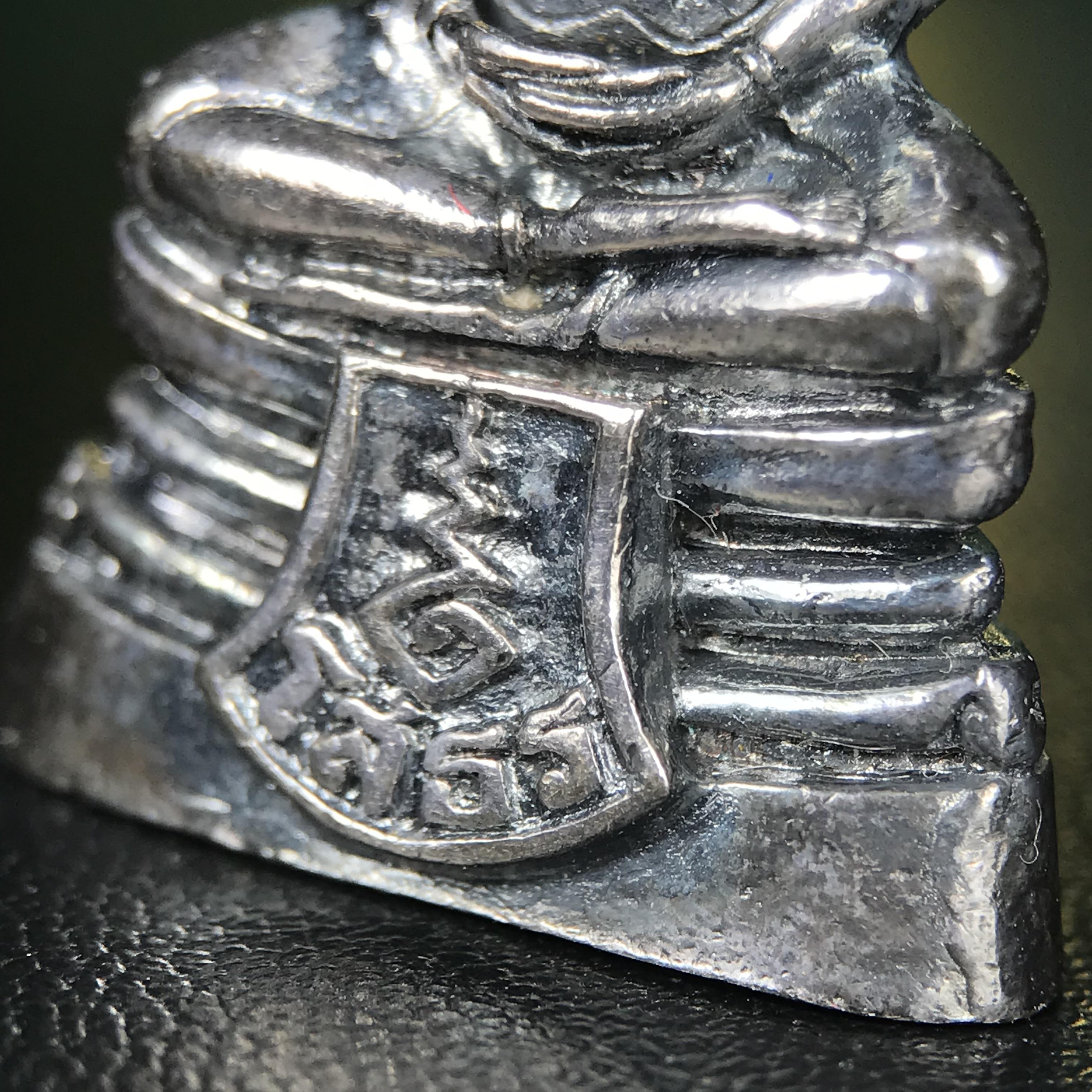 พระพุทธโสธร รุ่น กศก. 120 ปี เนื่องในโอกาสครบ 120 ปี กรมศุลกากร กระทรวงการคลัง จัดสร้าง ปี 2537 เนื้อเงินบริสุทธิ์ 99.9% ผิวขัดเงาลงดำ(เข้มขลัง)(งานบริษัท แพรนด้า จิวเวลรี่)สวยงดงาม ทรงคุณค่า