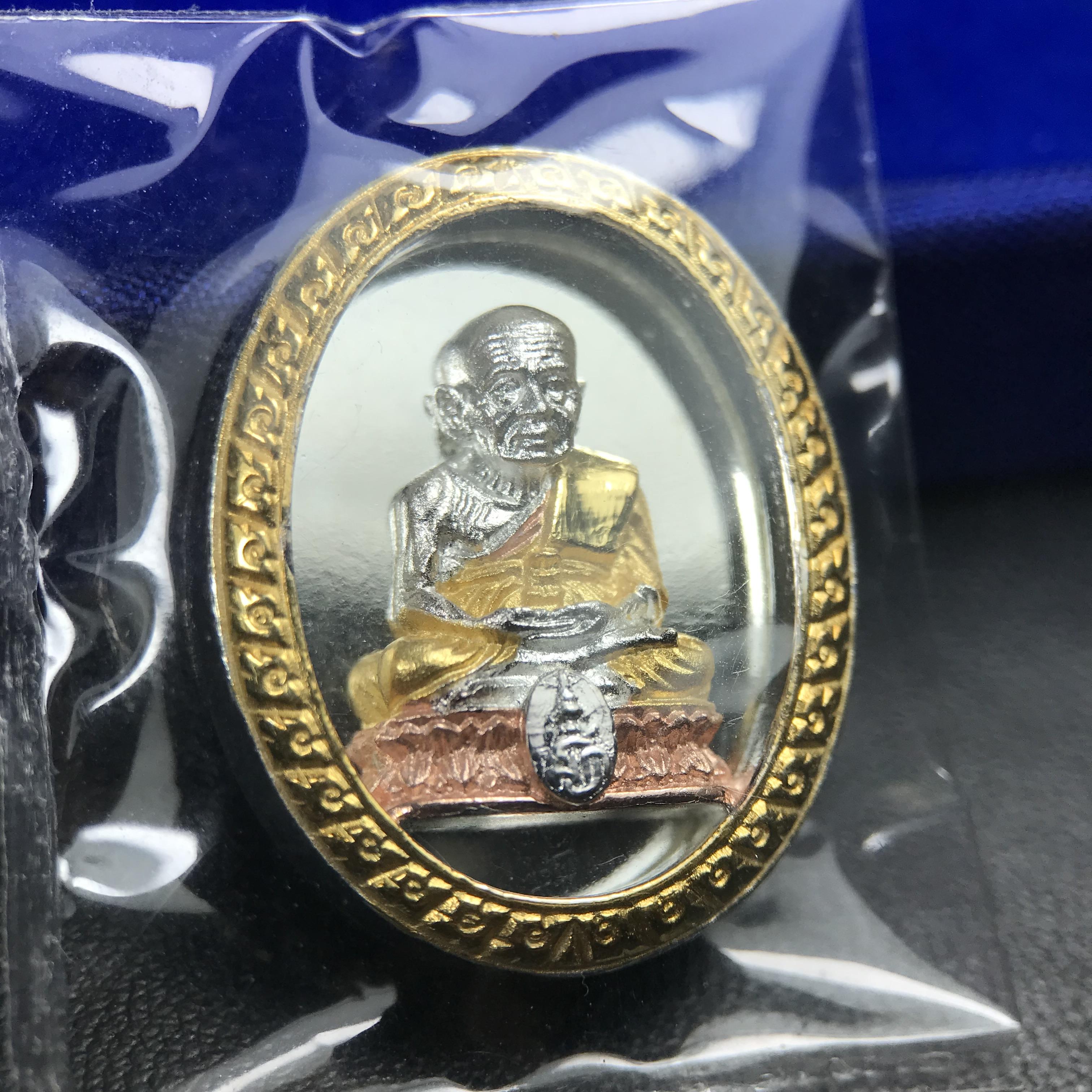 สมเด็จหลวงปู่ทวด วัดช้างให้ รุ่น เฉลิมพระเกียรติ ตราสัญลักษณ์ มวก. พิมพ์รูปไข่เนื้อเงิน-สามกษัตริย์ ปี 2544 พิธีพุทธาภิเษกใหญ่ ณ อุโบสถวัดช้างให้และอุโบสถวัดพระศรีรัตนศาสดาราม ( วัดพระแก้ว )โดยนิมนต์เกจิชื่อดังสายใต้ทั้งหมดจำนวน 108 รูป(องค์หมายเลข 3906)