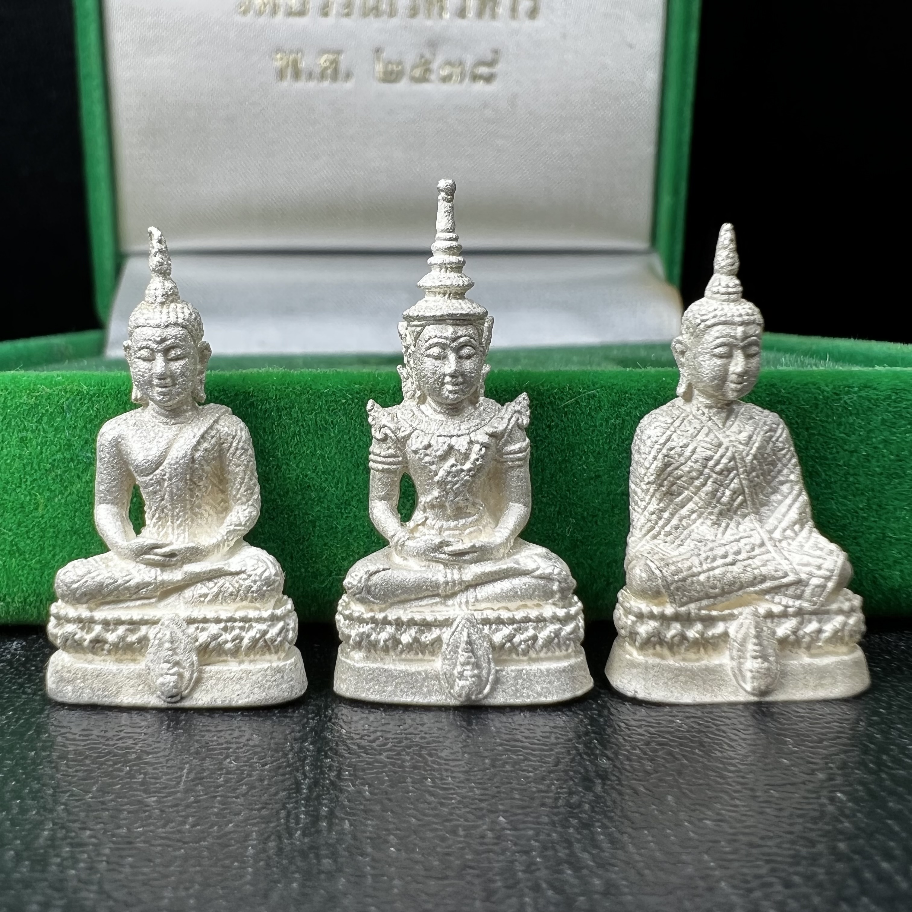 พระแก้วมรกต สธ. วัดบวรนิเวศวิหาร พ.ศ.2538 รูปเหมือนลอยองค์พระแก้วมรกต ชุดเงินบริสุทธิ์ ทรงเครื่อง 3 ฤดู (มีโค็ด หมายเลขกำกับชุดที่ 1396)พิมพ์ใหญ่ 3 องค์ 3 ฤดู ร้อน ฝน หนาว(1 ใน 2000 ชุด)หายาก