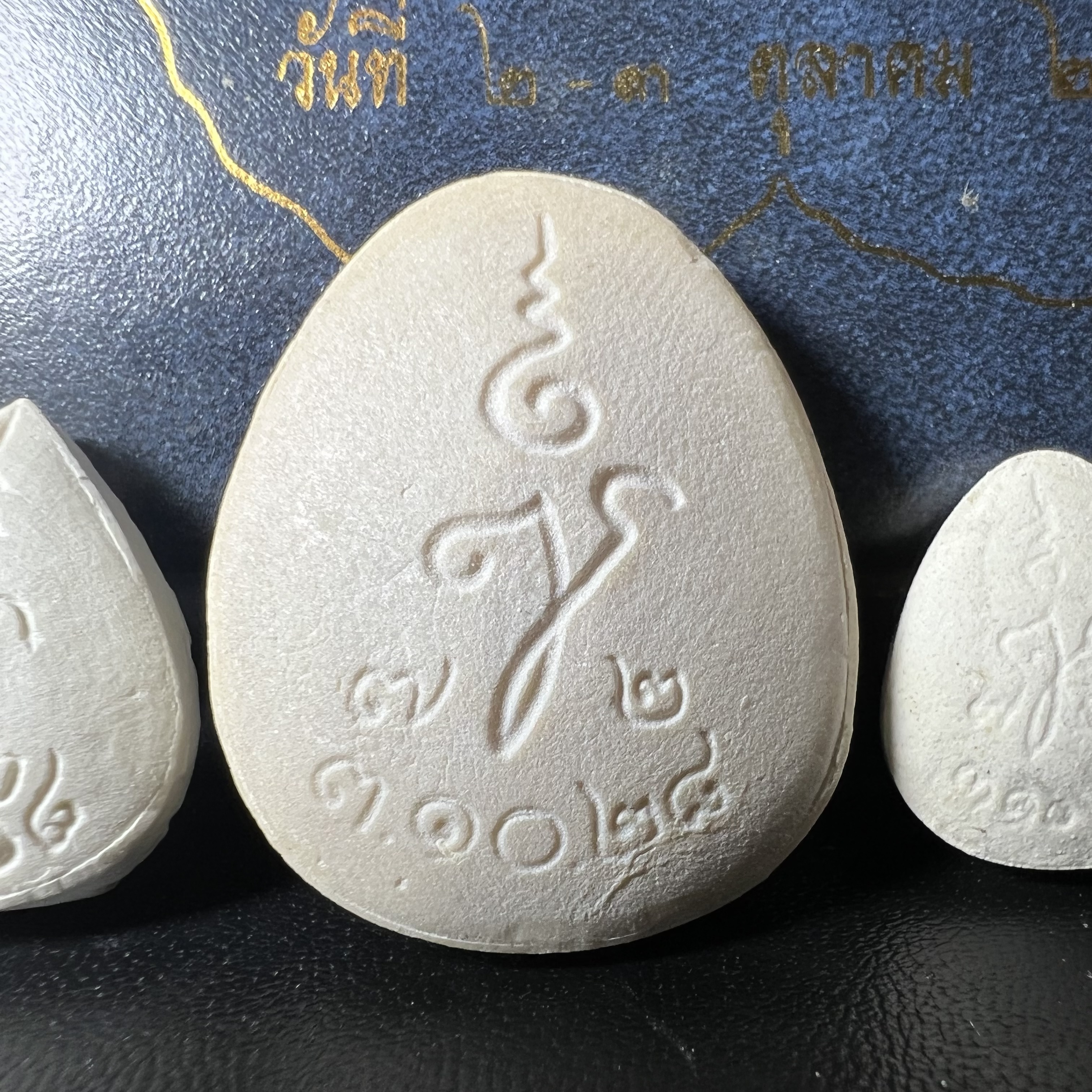 พระปิดตา รุ่นแรก ชุดกรรมการ ชุดมงคลการบำเพ็ญกุศลอายุครบ 6 รอบ(72 พรรษา) สมเด็จพระญาณสังวร วัดบวรนิเวศวิหาร วันที่ 2-3 ตุลาคม 2528 (1ชุดประกอบด้วยพระเนื้อผง 4 รายการ)ชุดกรรมการพร้อมกล่องบรรจุเดิมครบสมบูรณ์(หายาก)