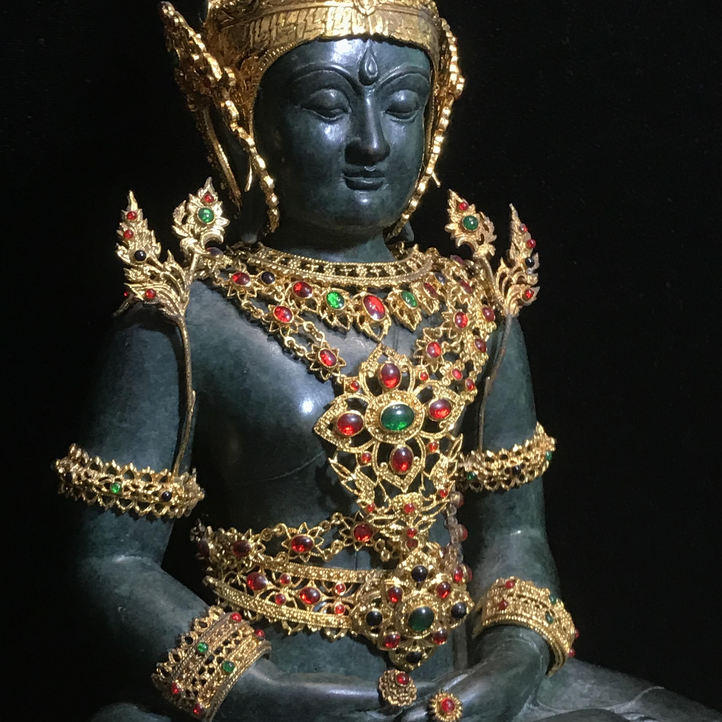 พระพุทธมหามณีรัตนปฏิมากร จำลอง (พระแก้วมรกต) ขนาดบูชาหน้าตัก 5 นิ้ว ตราสัญลักษณ์ ภ.ป.ร. รุ่นแรก ปี2547 เนื้อนวโลหะเคลือบสีเขียว(เครื่องทรงนวโลหะชุบทอง)