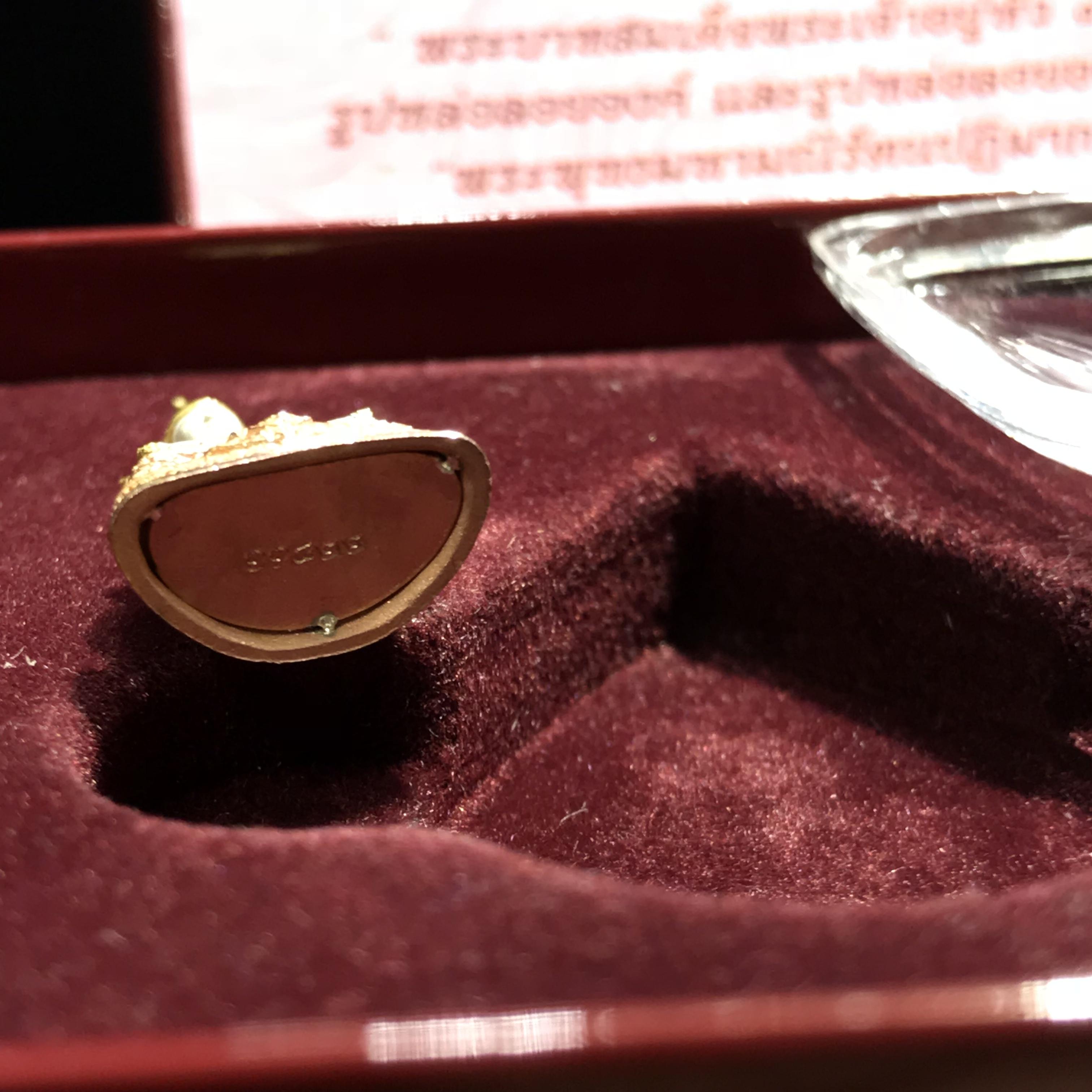 รูปหล่อลอยองค์ พระแก้วมรกต ภปร(รุ่นแรก) ปี2545 รุ่นฉลองกรุงรัตนโกสินทร์ครบ 220 ปี เนื้อเงินสามกษัตริย์ พิมพ์เล็ก