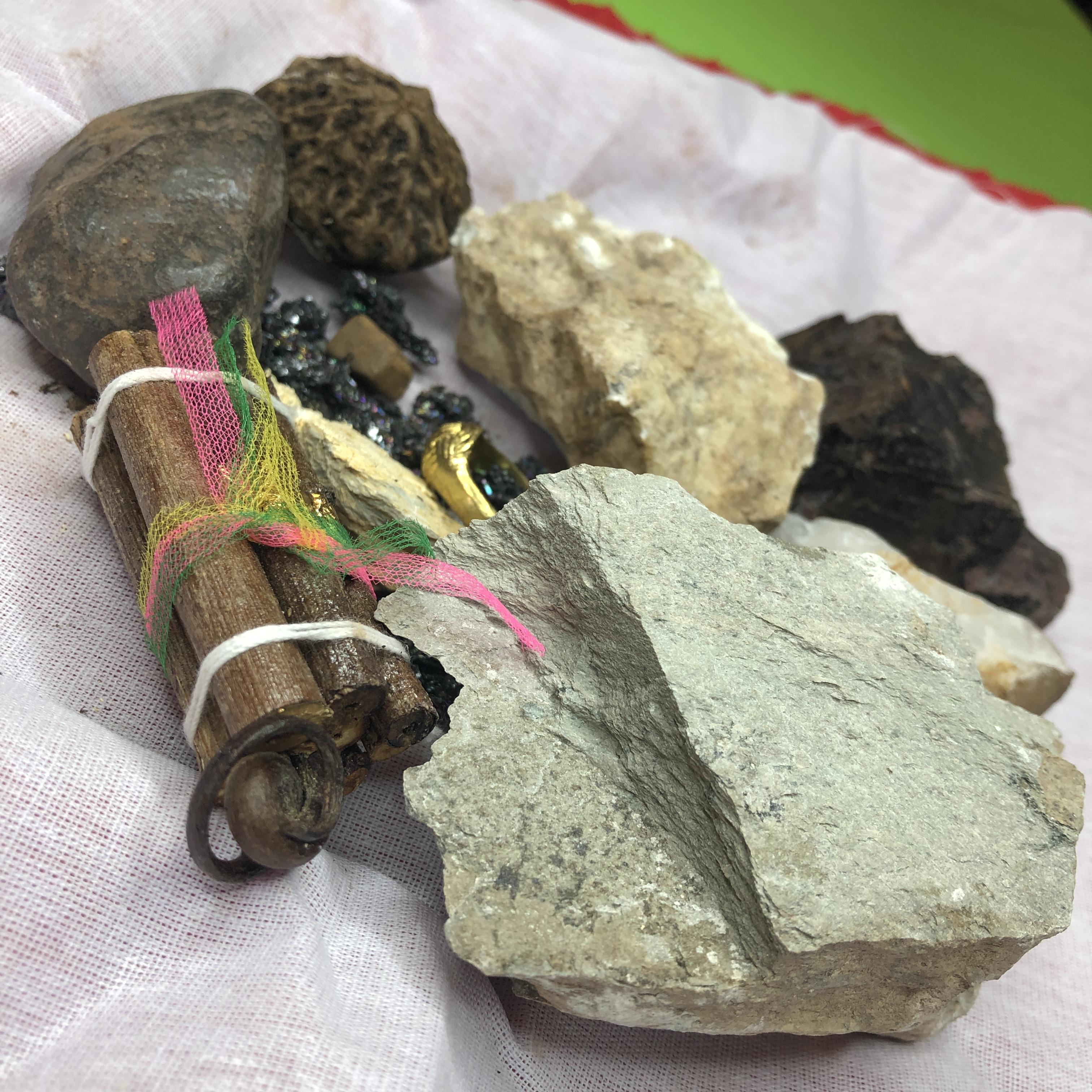 ของป้องกัน ชุดถุงแดงชุดกลาง ลงเสาเอก ลงเสาโท | อุปกรณ์ตั้งเสาเอก ชุดลงเสาเอกเสาโท ตั้งเสาเอก อุปกรณ์ลงเสาเอก ชุดยกเสาเอก สิริมงคล สวยงาม ครบชุด ยกเสาเอก ลงเสาเอก