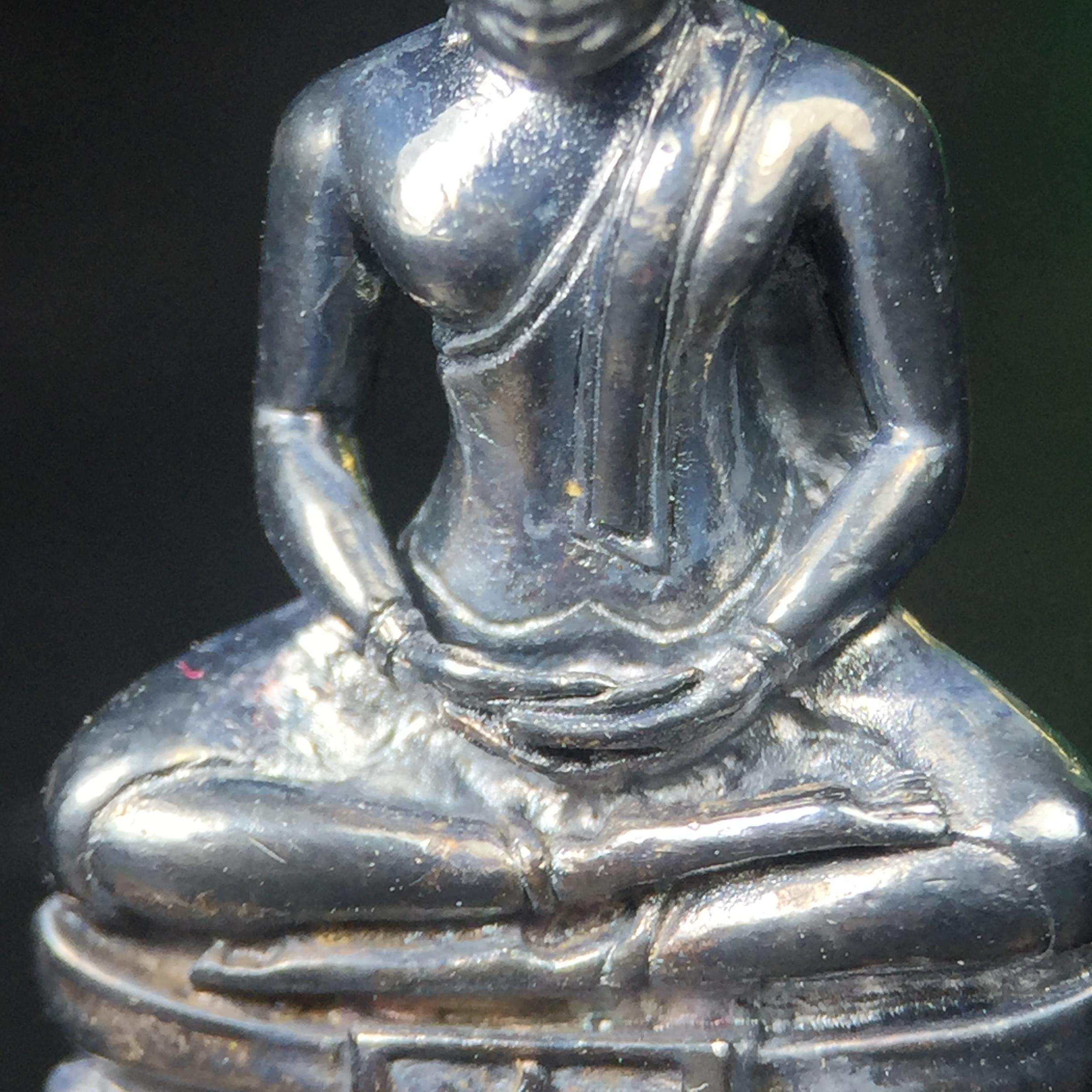 พระพุทธโสธร รุ่น กศก. 120 ปี เนื่องในโอกาสครบ 120 ปี กรมศุลกากร กระทรวงการคลัง จัดสร้าง ปี 2537 เนื้อเงินบริสุทธิ์ 99.9% ผิวขัดเงาลงดำ(งานบริษัท แพรนด้า จิวเวลรี่)สวยงดงาม ทรงคุณค่า