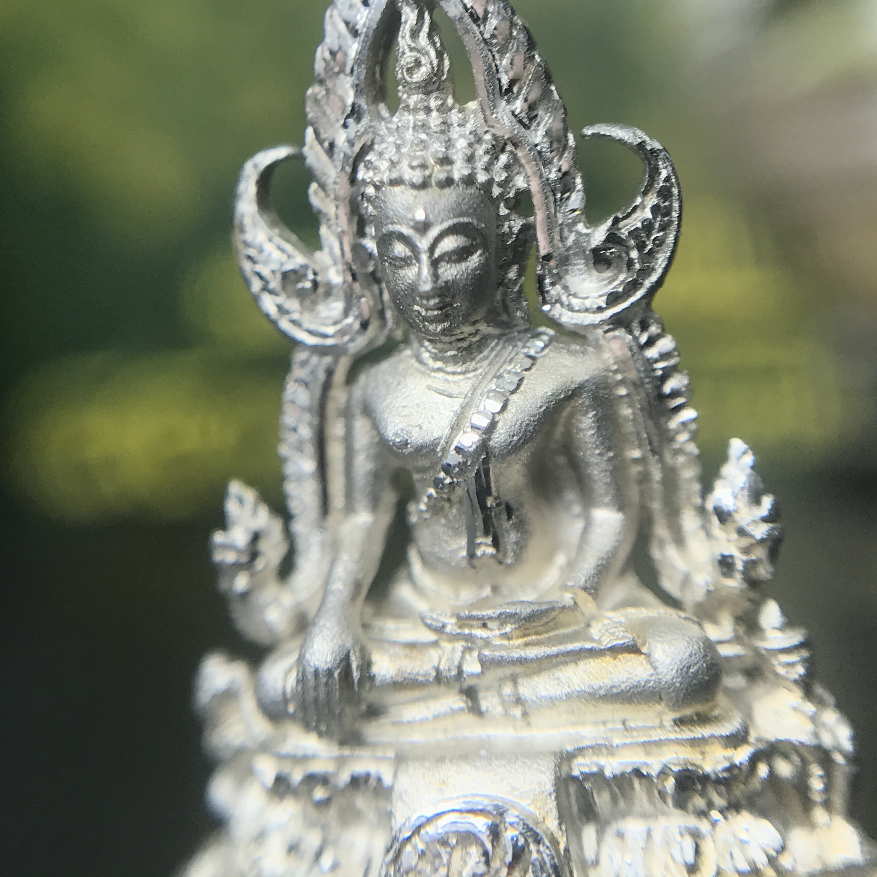 พระพุทธชินราช(จำลอง) ภปร. 84 พรรษา เนื้อเงินชุบทองคำขาว พิมพ์เล็กขนาดหน้าตัก 1/4 นิ้ว (สภาพสวยเดิม)(เลขสวย นัมเบอร์ 2666) )(พระราชทานมวลสาร จิตรลดาและเส้นพระเจ้า(เส้นผม))