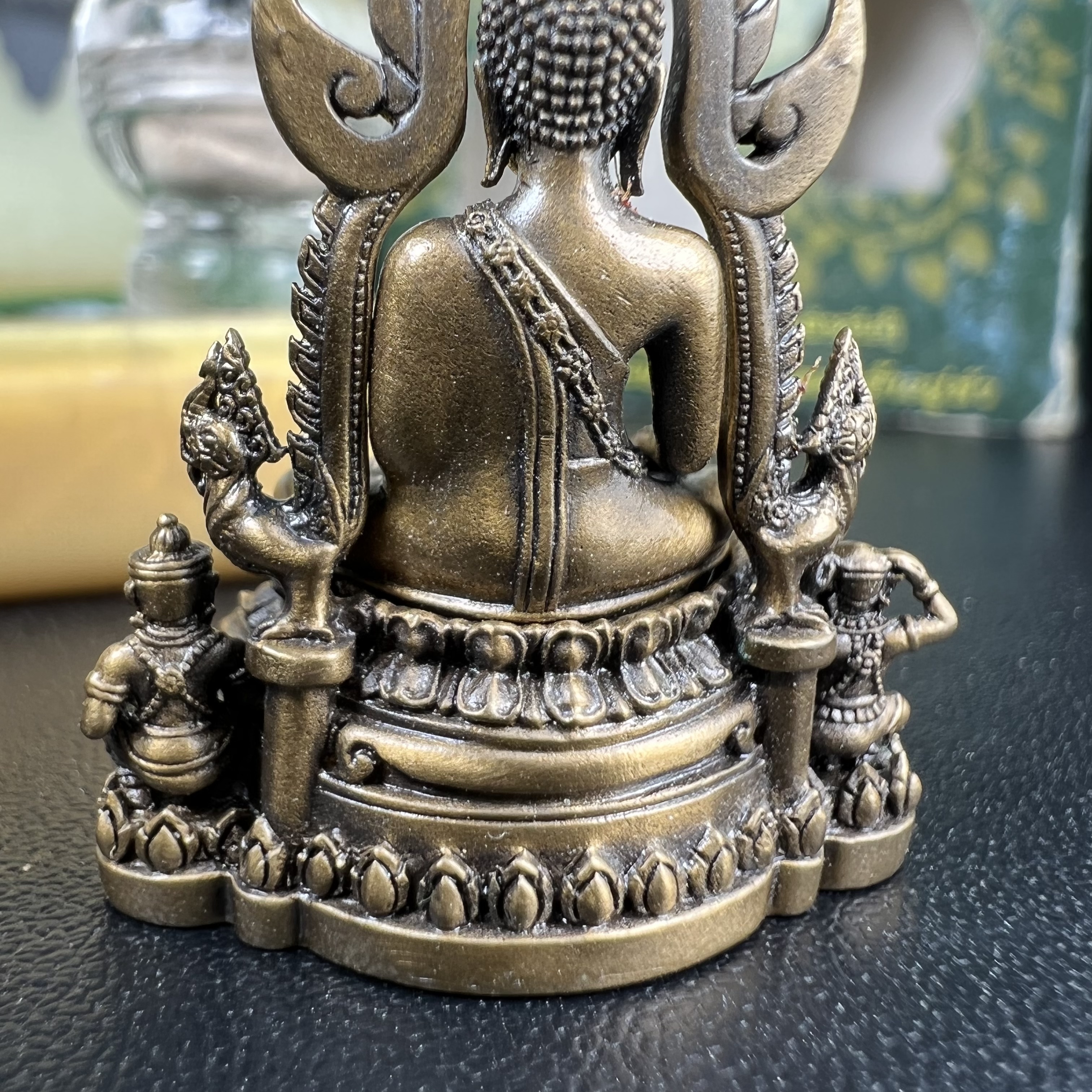 พระพุทธชินราช(จำลอง) ภปร 84 พรรษา เนื้อบรอนซ์รมดำซาติน พิมพ์กลางขนาดหน้าตัก 1/2 นิ้ว )(พระราชทานมวลสาร จิตรลดาและเส้นพระเจ้า(เส้นผม)รัชกาลที่9)