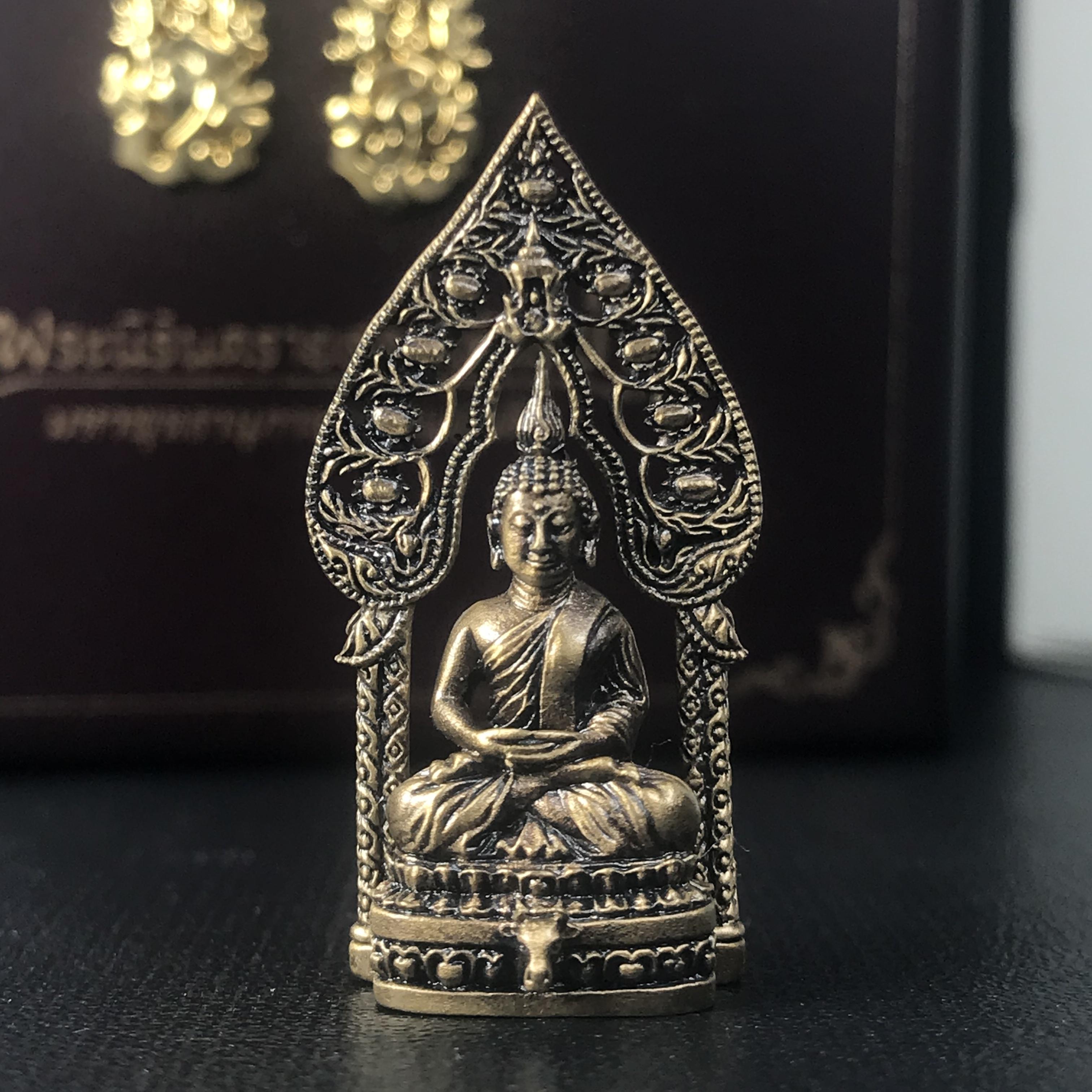 พระนิรันตรายสองกษัตริย์ มหาพุทธานุภาพแห่งแผ่นดิน ปี2552 "พระผู้ปกป้องคุ้มครองจากภัยอันตรายทั้งปวง"พระกริ่งเนื้อนวโลหะรมดำ หน้าตัก 1/2 นิ้ว พร้อมกล่องบรรจุเดิมครบชุด(1 ใน 9999 องค์)