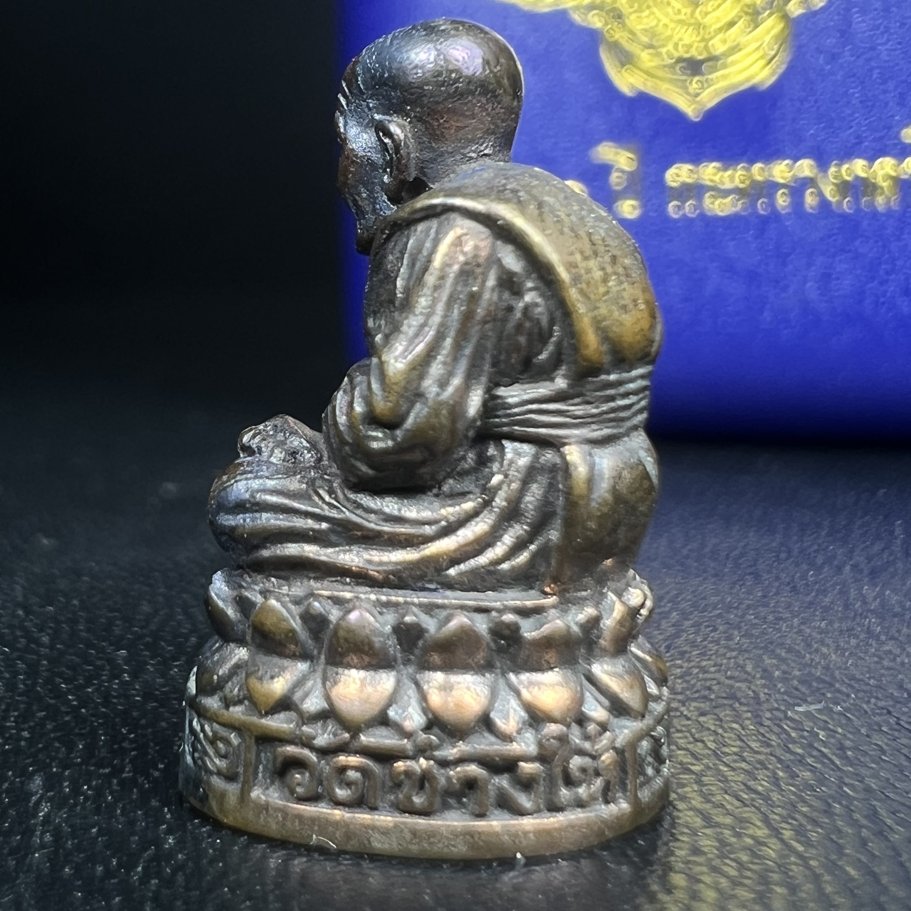 รูปเหมือนหล่อลอยองค์หลวงปู่ทวด รุ่น 111ปี กระทรวงกลาโหม เนื้อนวโลหะรมดำ-ปัดเงา ปี2540 พิธีใหญ่ เข้มขลัง นิยม พร้อมกล่องบรรจุเดิม(คัดสภาพสวยผิวเทพๆผิวรุ้งๆ)ทั้งพิธีทั้งพุทธศิลป์ทรงคุณค่าอีกหนึ่งรุ่นยอดนิยม