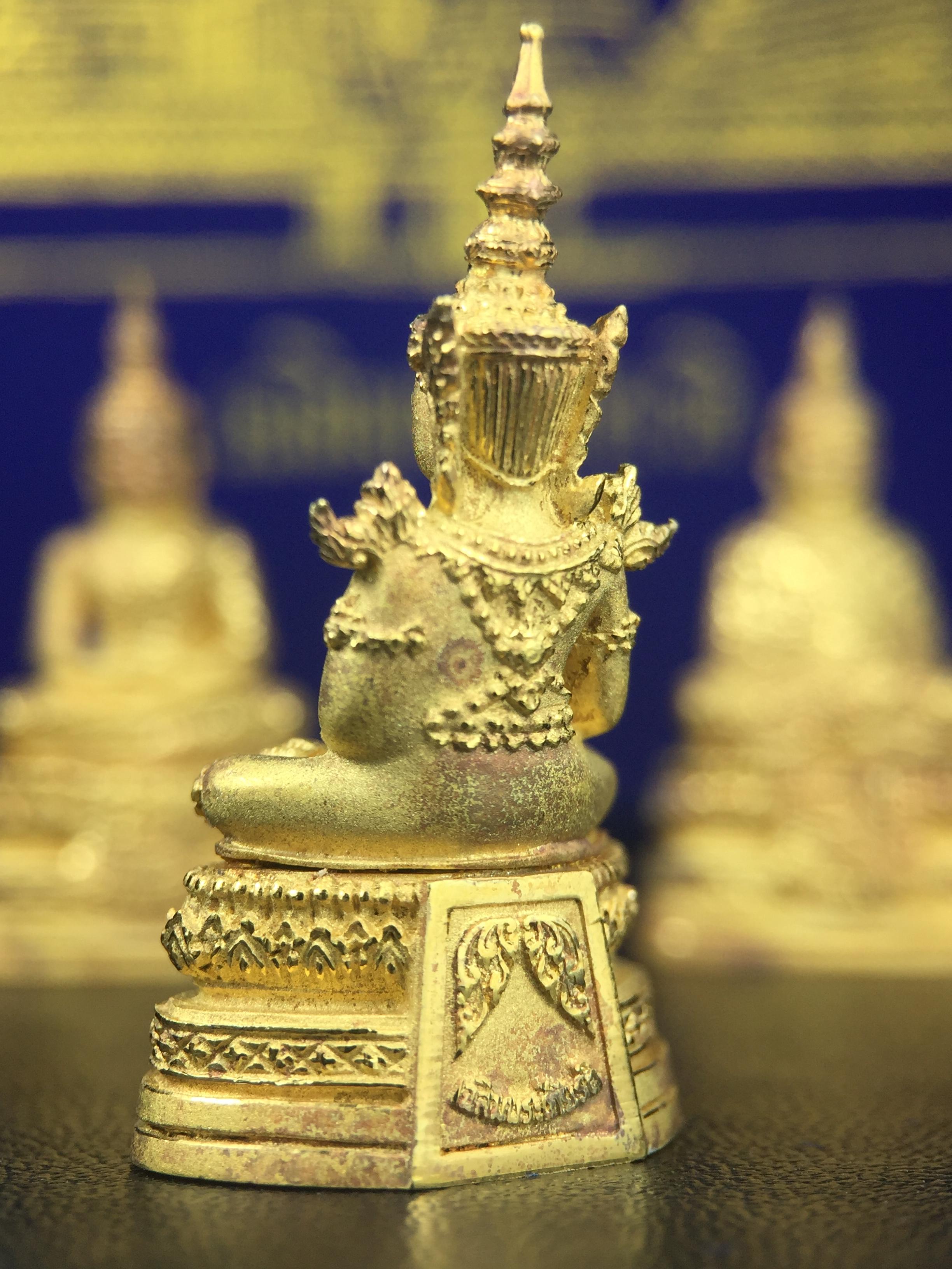 พระพุทธมหามณีรัตนปฎิมากร(พระแก้วมรกต)รุ่น เฉลิมพระเกียรติ วัดพระศรีรัตนศาสดารามราม(วัดพระแก้ว) ปี2543 เนื้อเงินชุบทองพ่นทรายขัดเงาบางส่วน พิมพ์ใหญ่ลอยองค์ ชุด 3 ฤดู ตอกโค๊ตหมายเลขเดียวกันทั้ง3องค์ ชุดหมายเลข( ช147)สภาพผิวสวยดุจทองคำกล่องบรรจุเดิมครบ