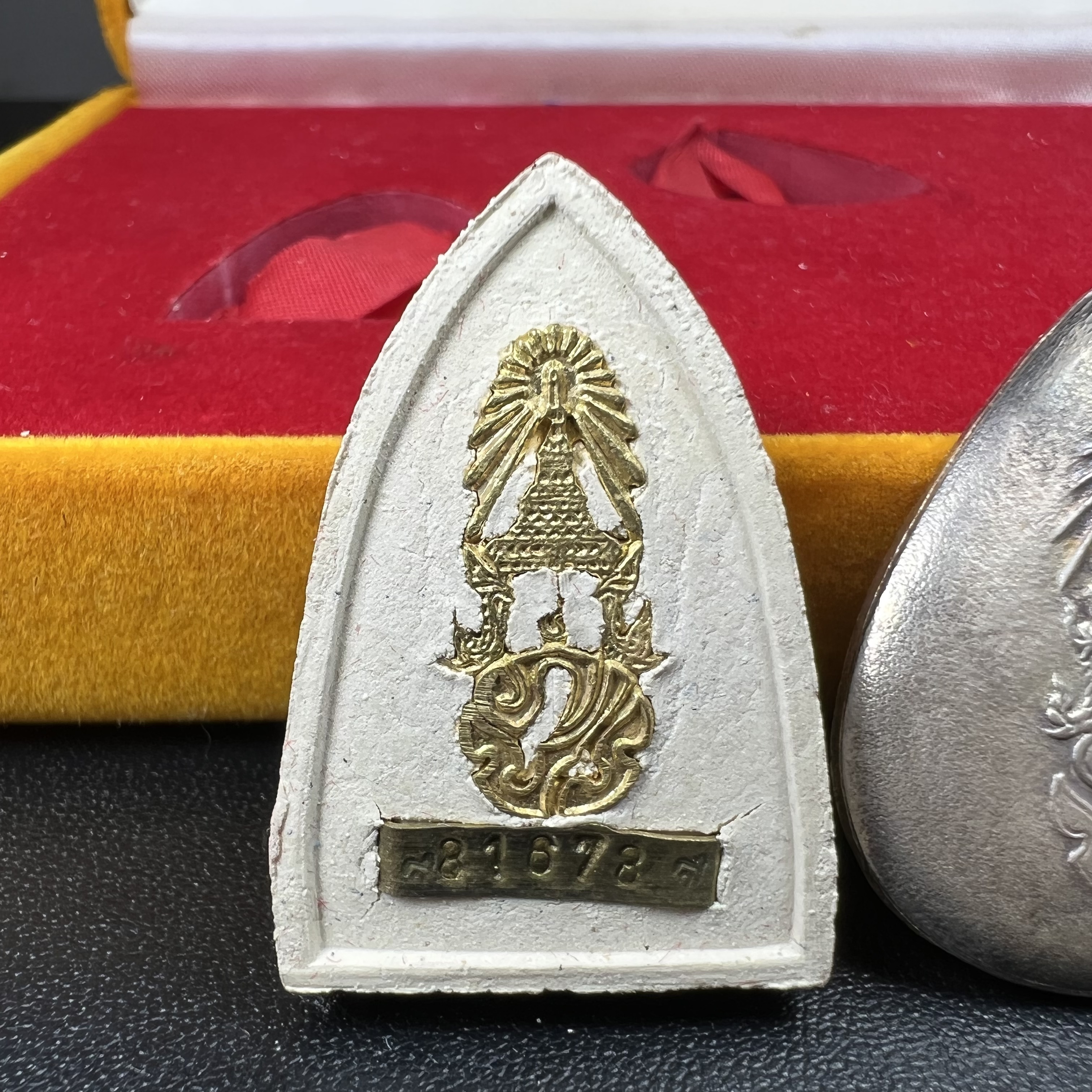 พระหลวงปู่ทวด ภปร.ปี2547 (เนื้อพิเศษกรรมการ)ทรงกลีบบัวและทรงกลีบขนุน เนื้อผงสมเด็จฯ(โรยผงตะไบ ชนวนเก่า) พร้อมเหรียญพระพุทธสิหธรรมมงคล ภปร. ทรงหยดน้ำ เนื้อเงินแท้ กล่องบรรจุเดิมครบ(1ชุด 3 องค์)(หายาก)