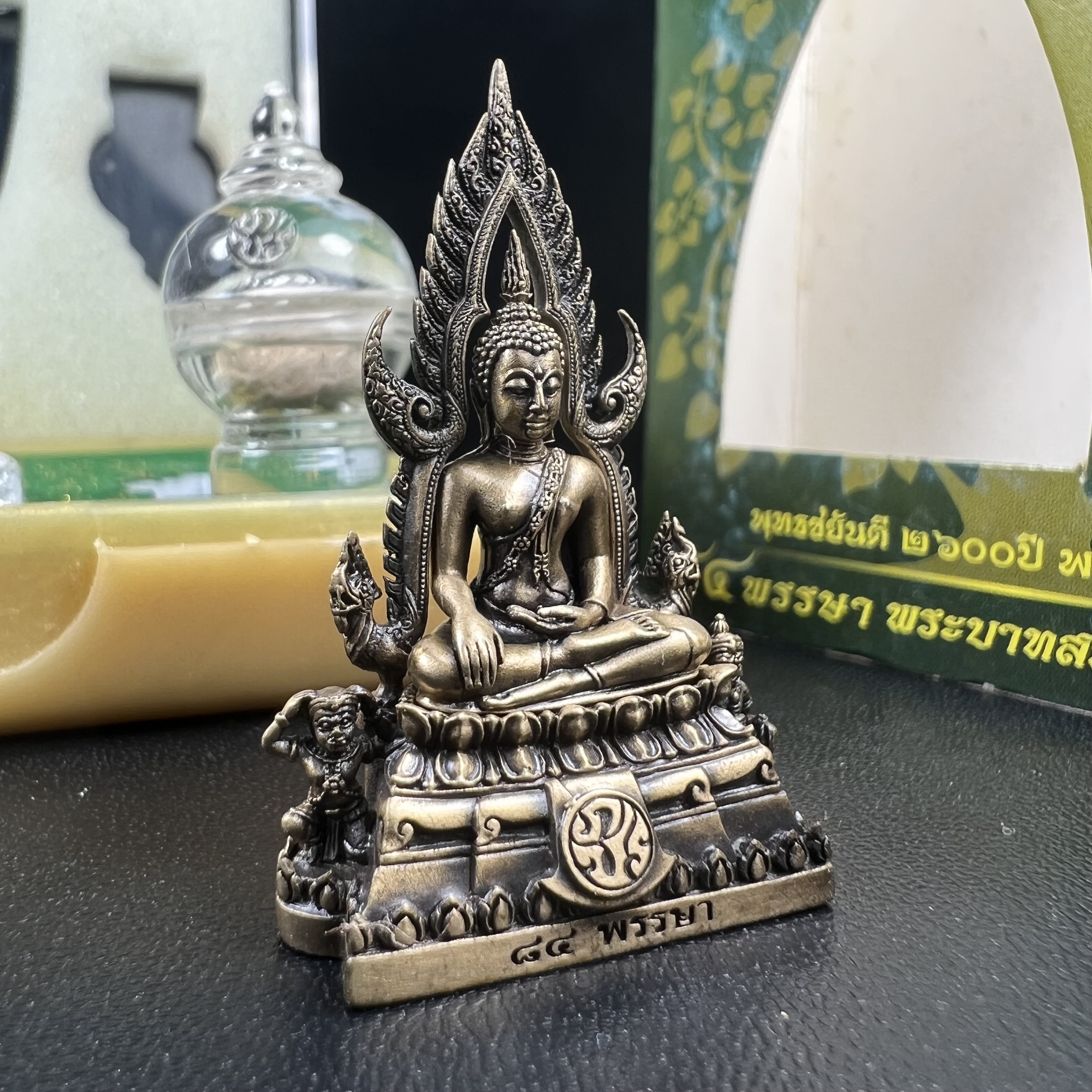 พระพุทธชินราช(จำลอง) ภปร. 84 พรรษา ปี 2554 เนื้อบรอนซ์รมดำซาติน พิมพ์กลางขนาดหน้าตัก 1/2 นิ้ว(พระราชทานมวลสาร จิตรลดาและเส้นพระเจ้า(เส้นผม)รัชกาลที่9)พุทธศิลป์ทรงคุณค่าอีกหนึ่งรุ่นยอดนิยม