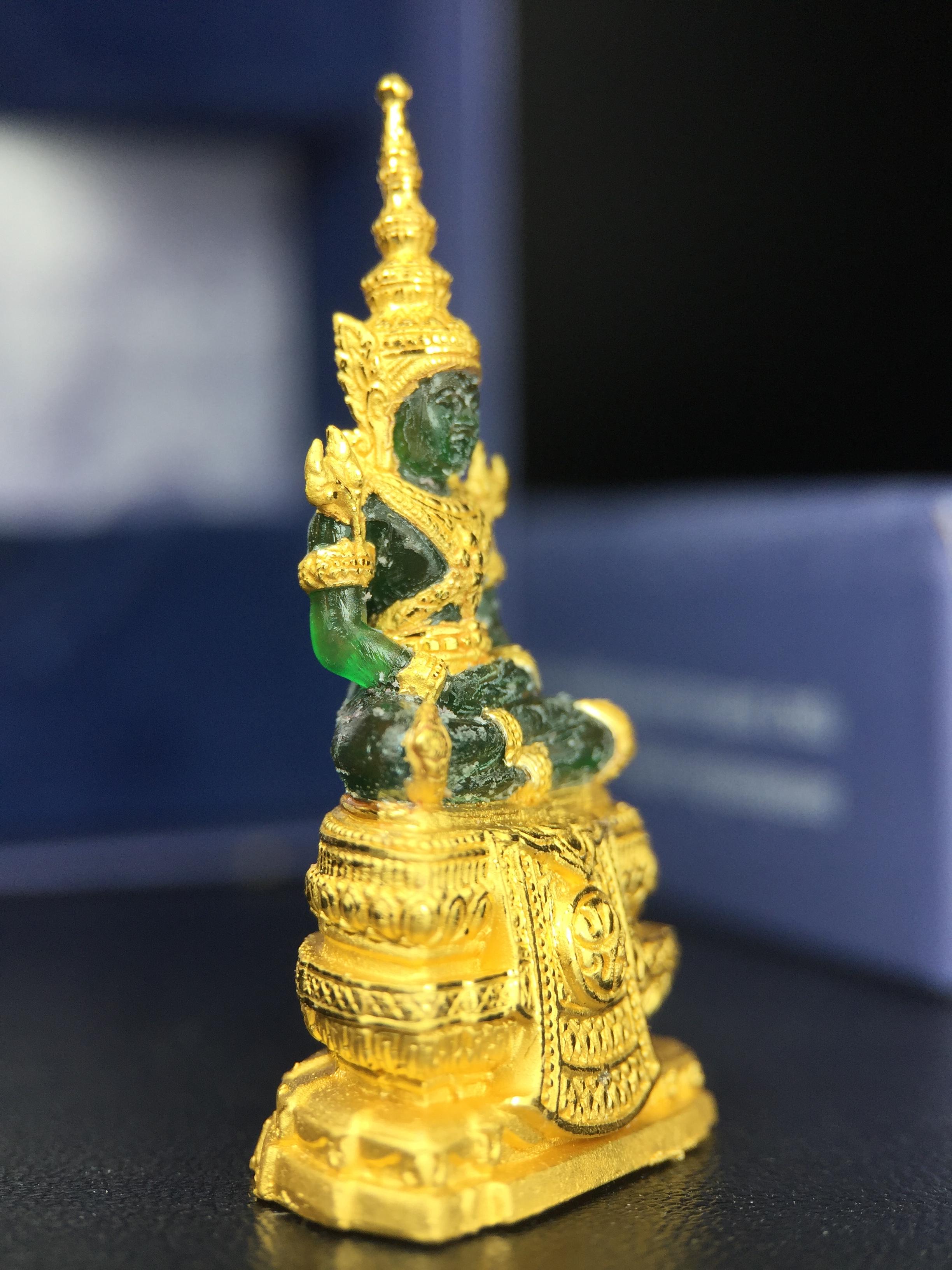 พระแก้วมรกต ภปร. จัดสร้างโดย รพ.ภูมิพลฯ ปี2547 ลอยองค์ขนาดหน้าตัก 1/2 นิ้ว เนื้อเรซิ่นหุ้มทองคำ99.99 งดงามทรงคุณค่าอีกหนึ่งรุ่นยอดนิยม หายาก