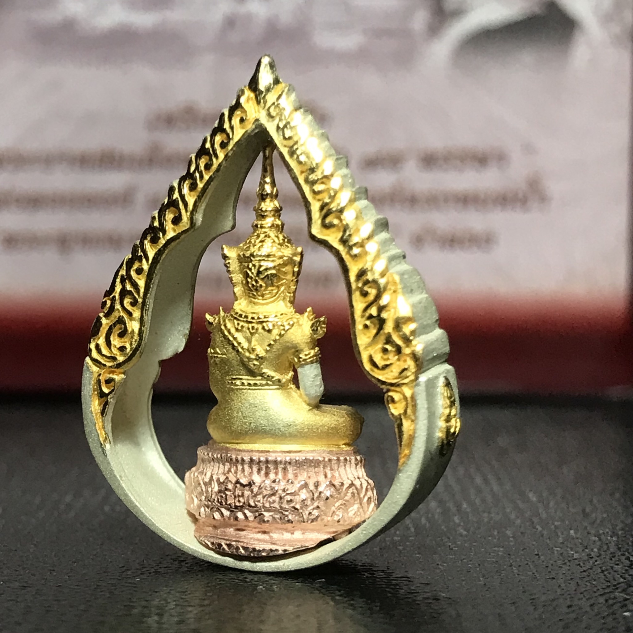 พระแก้วมรกต ภปร.(รุ่นแรก) ปี2545 รุ่นฉลองกรุงรัตนโกสินทร์ครบ 220 ปี พิมพ์ลอยองค์ทรงหยดน้ำ เนื้อเงิน3กษัตริย์