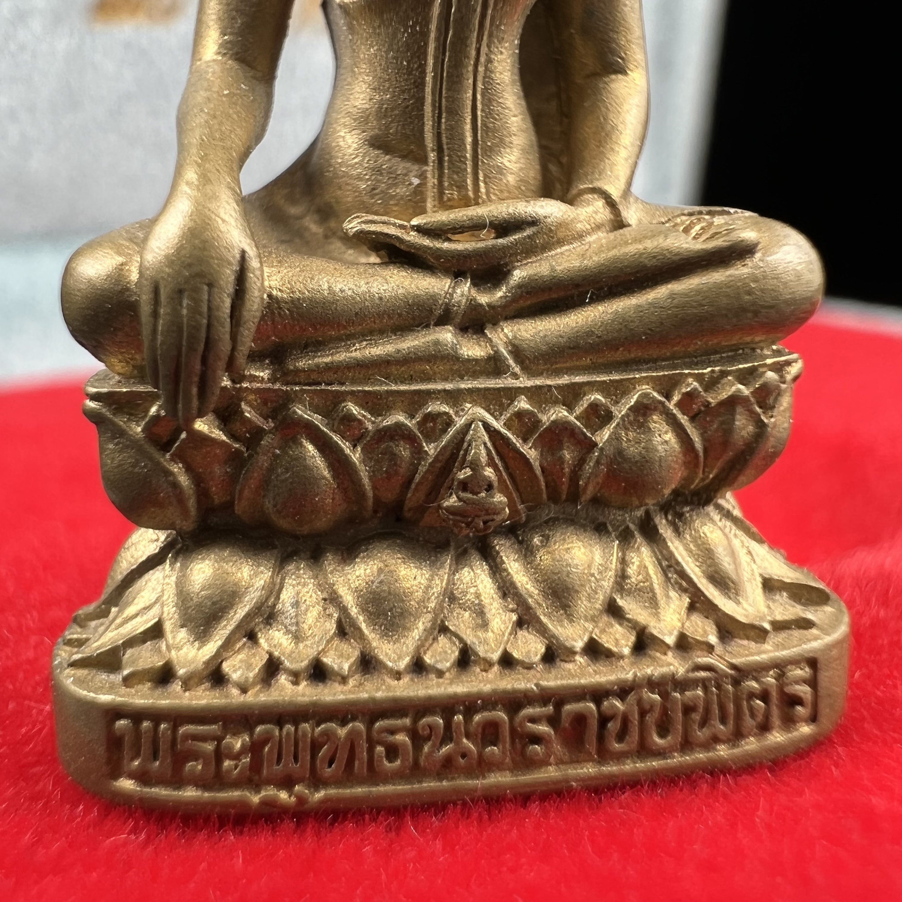 พระกริ่งพระพุทธนวราชบพิตร ครองสิริราชสมบัติครบ 50 ปี พ.ศ.2540 เนื้อทอง93 ชุดพระราชทาน(หายาก)