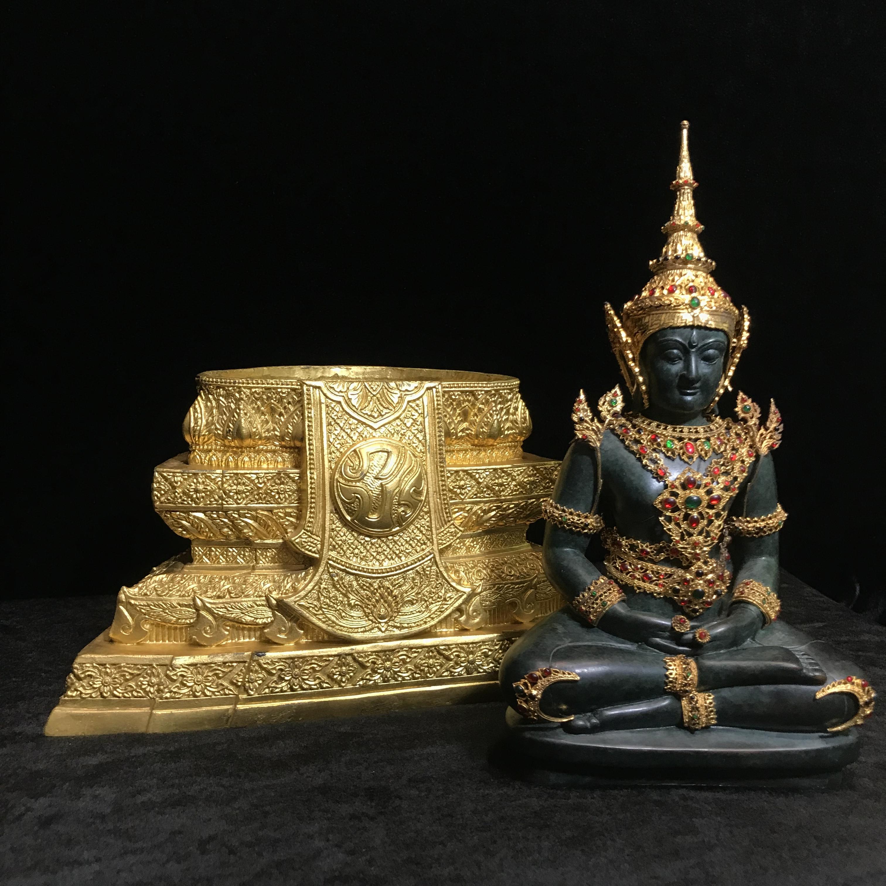 พระพุทธมหามณีรัตนปฏิมากร จำลอง (พระแก้วมรกต) ขนาดบูชาหน้าตัก 5 นิ้ว ตราสัญลักษณ์ ภ.ป.ร. รุ่นแรก ปี2547 เนื้อนวโลหะเคลือบสีเขียว(เครื่องทรงนวโลหะชุบทอง)