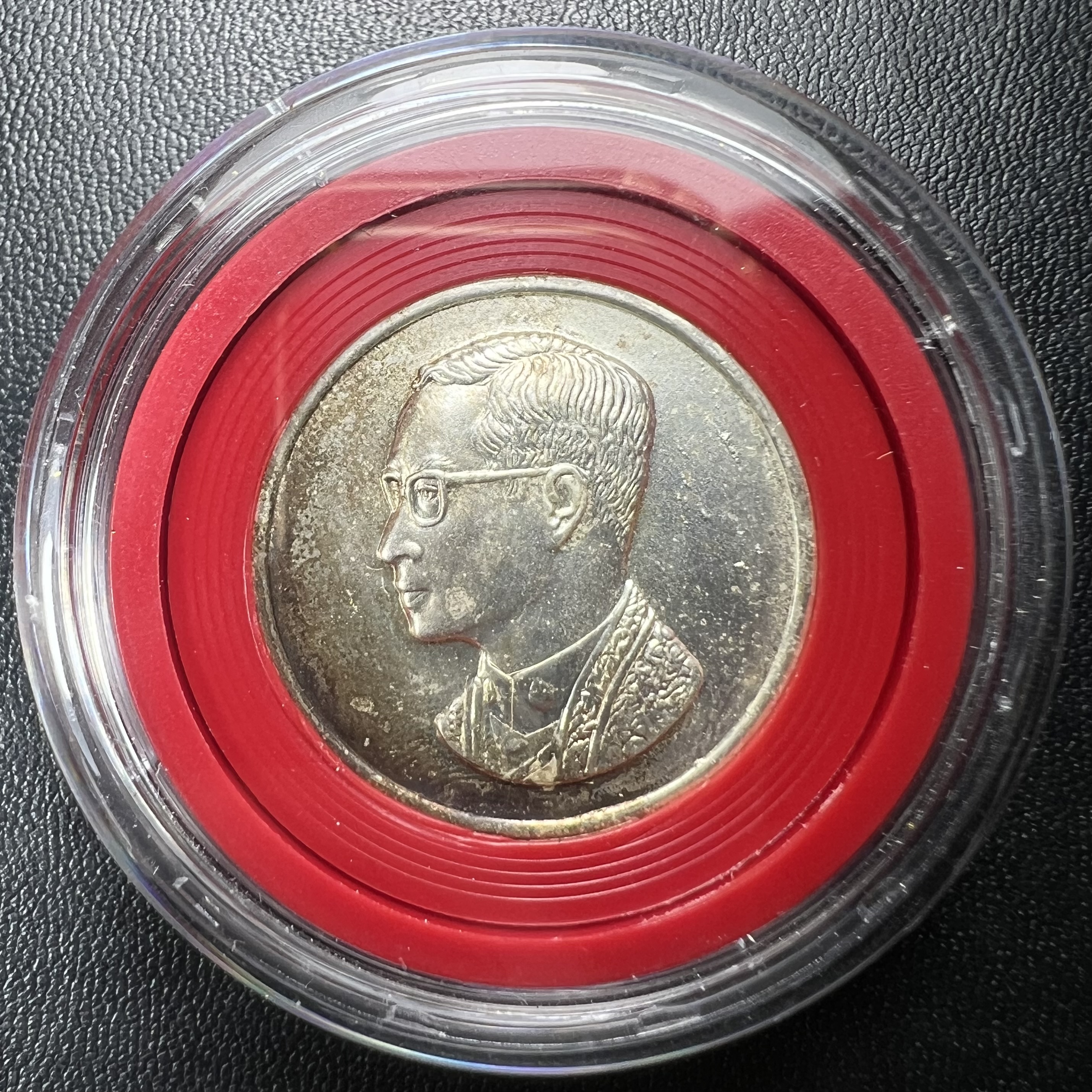 วัตถุมงคลคุ้มเกล้าฯ มหามงคลเฉลิมพระชนมพรรษา 6 รอบ รัชกาลที่ 9 ชุดพิเศษกรรมการ(สุดหายาก) (ในหลวงรัชกาลที่9 ทรงจุดไฟพระฤกษ์และเททอง พิธีใหญ่)ยอดนิยมหายาก