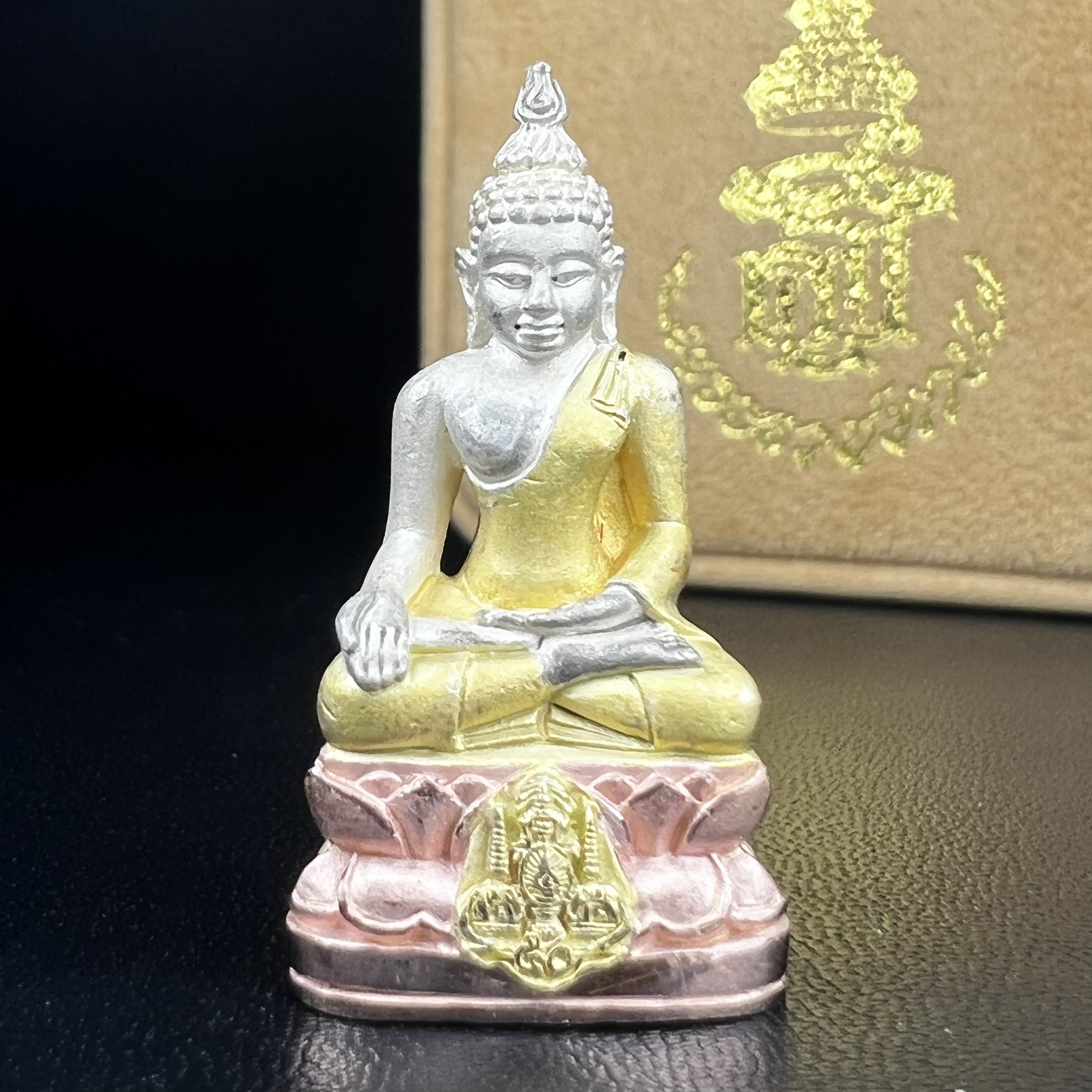 พระกริ่งไพรีพินาศ ครองสิริราชสมบัติครบ 50 ปี พ.ศ.2540 เนื้อเงินสามกษัตริย์ สวย ครบ สมบูรณ์ ชุดพระราชทาน(หายาก)