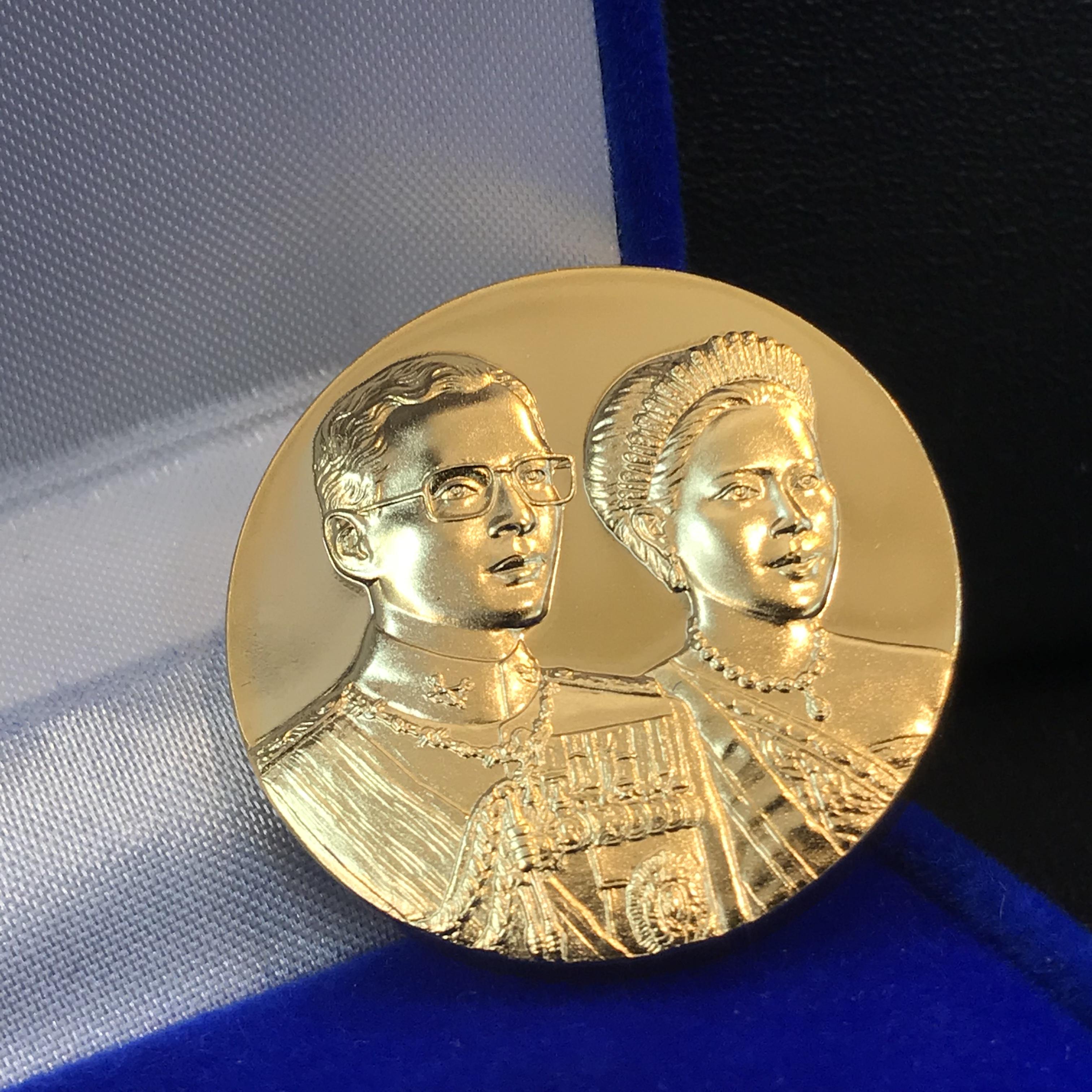 เหรียญสองพระองค์ในหลวง-พระราชินี พระราชทาน สภาพสวยกล่องบรรจุเดิม