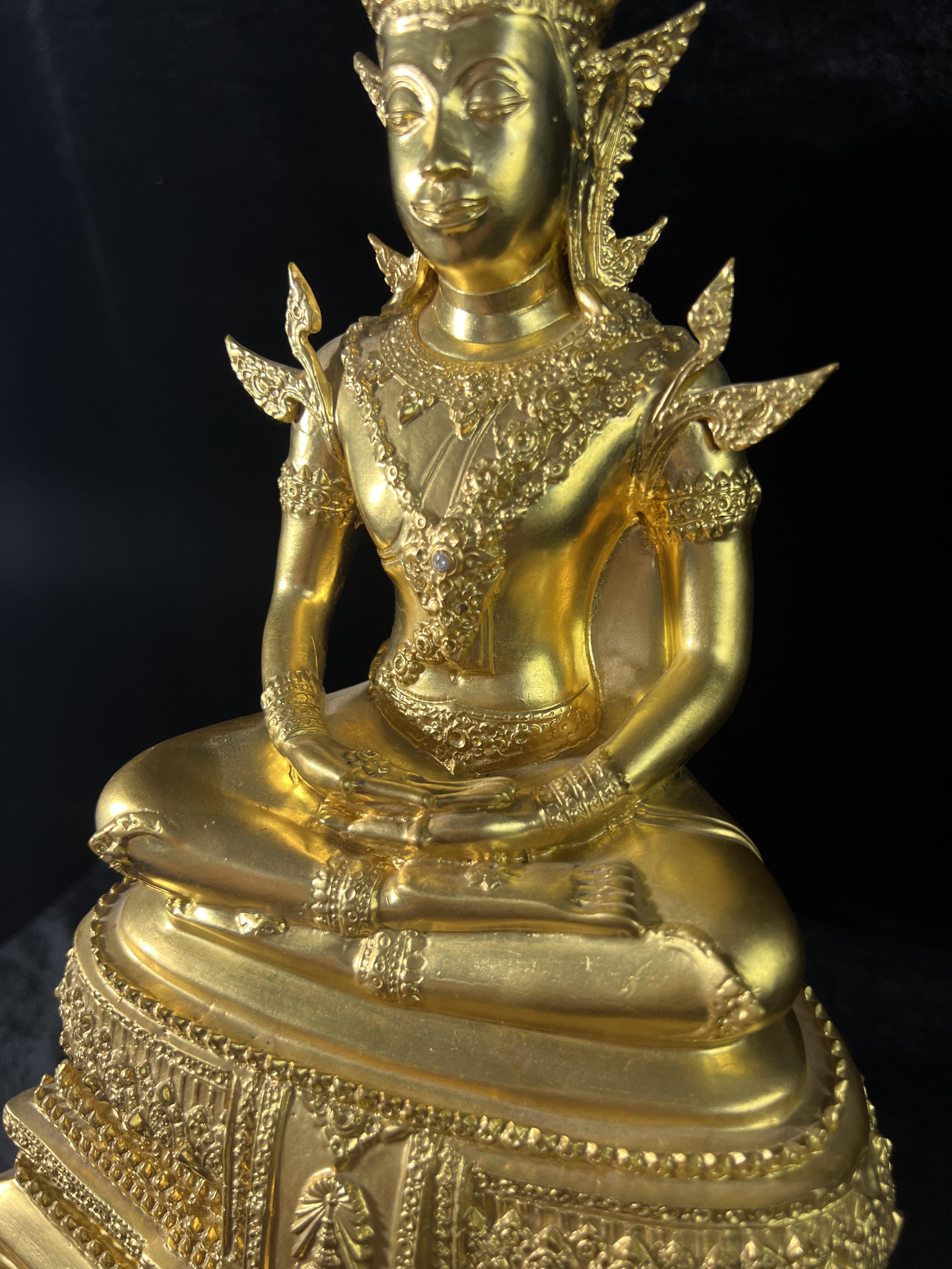 พระพุทธปฏิมาสุวรรณภูมิสิริโชค ภปร. การบินไทยจัดสร้างขึ้น เนื่องในวโรกาสมหามงคลเฉลิมพระชนมพรรษาของพระบาทสมเด็จพระเจ้าอยู่หัวรัชกาลที่ 9 ครบ 80 พรรษา ขนาดหน้าตัก 5 นิ้ว สูง 16 นิ้ว ปิดทองสวิส 99.9 เปอร์เซนต์ (พิธีใหญ่ พุทธศิลป์งดงาม หายาก)องค์หมายเลข ๙๗๘