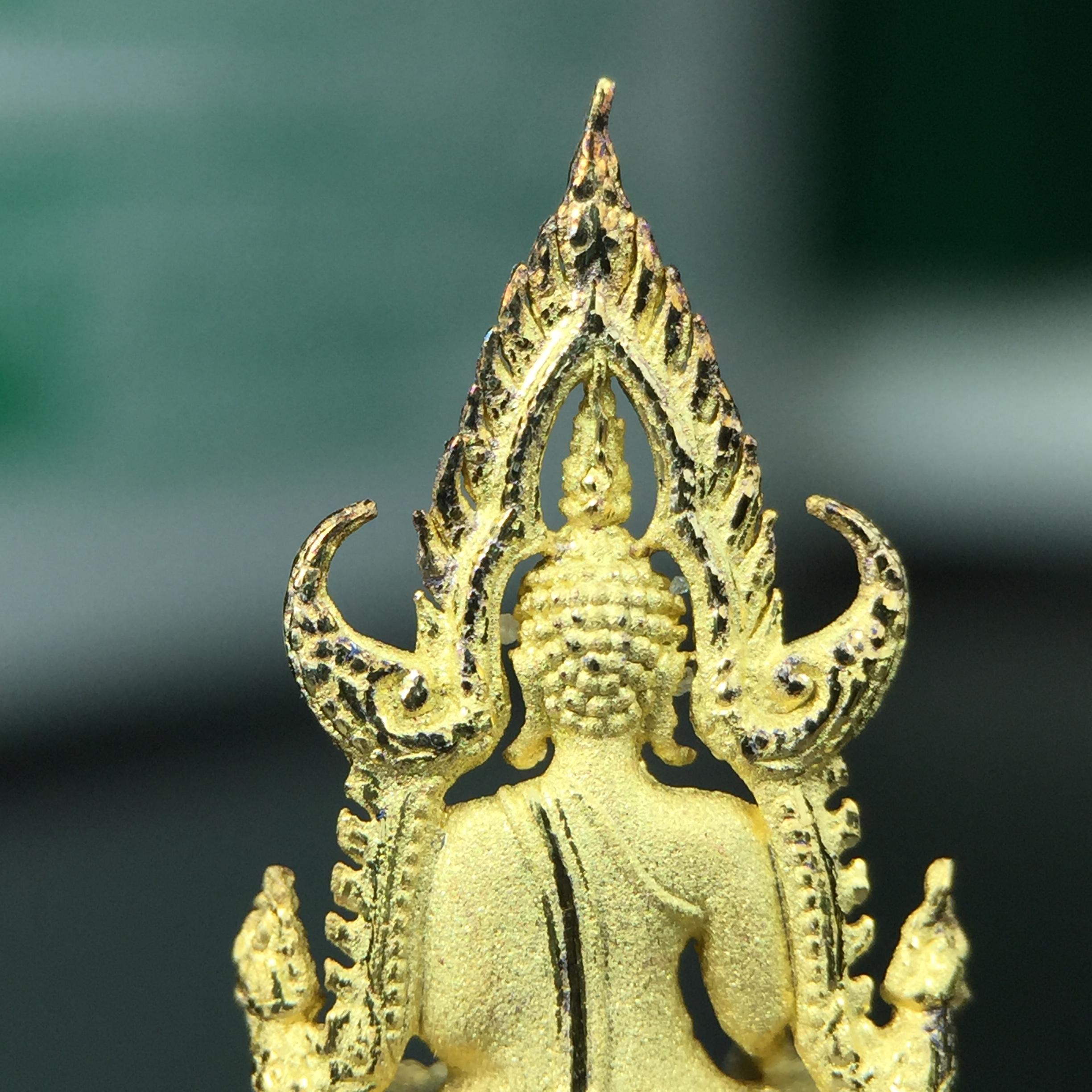 พระพุทธชินราช ภปร. ในวโรกาสพระราชพิธีมหามงคล เฉลิมพระชนมายุ6รอบ 5ธันวาคม2542 มูลนิธิพิทักษ์ดวงตาประชาชน จัดสร้าง เนื้อเงินบริสุทธิ์ 99.9% แบบชุบทองประกายเพชร 3 ไมครอน พิมพ์กลาง ขนาดสูง 2.4 ซม. พร้อมกล่องบรรจุเดิม