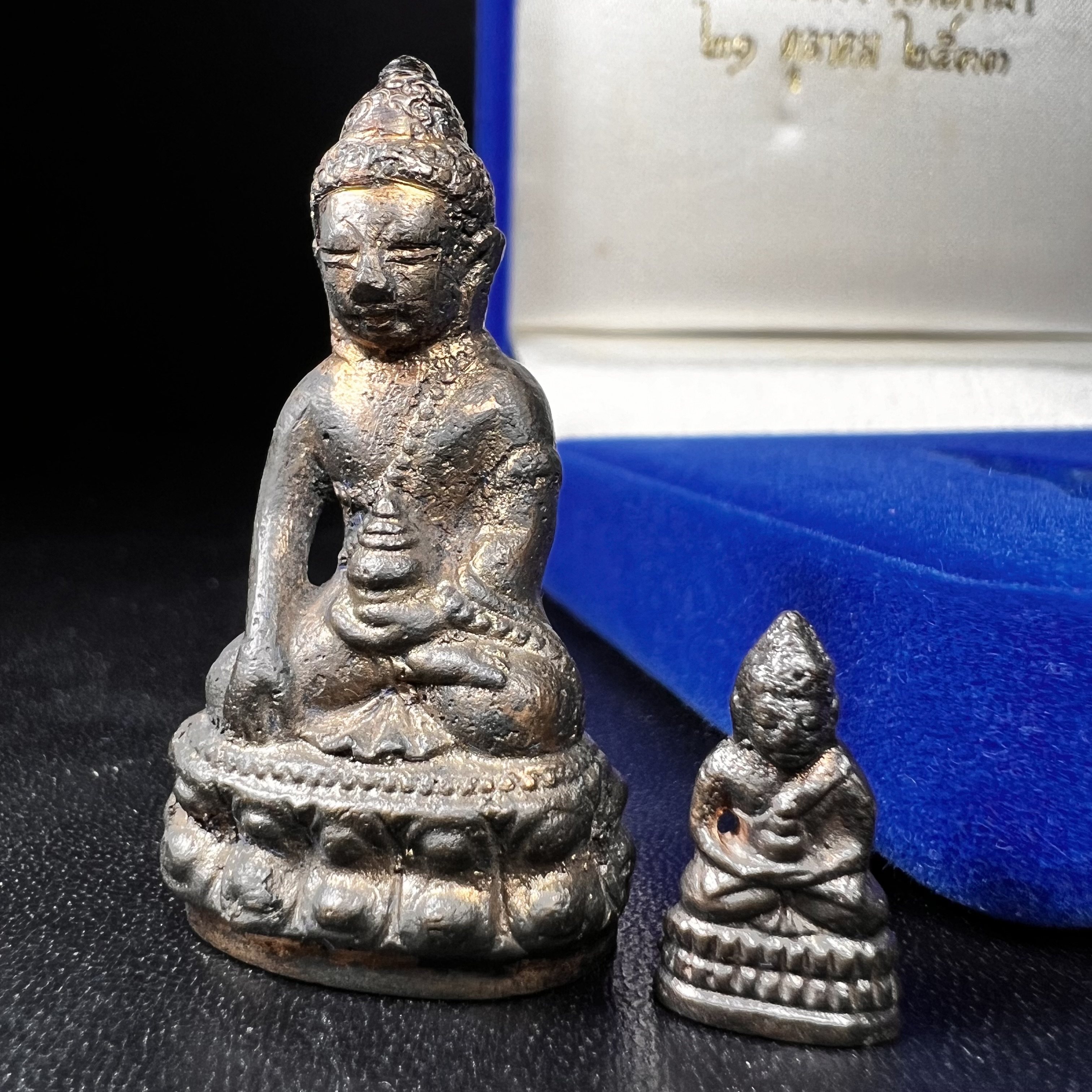 พระกริ่ง-พระชัยวัฒน์ สว. 90 พรรษาสมเด็จย่า ปี2533 เนื้อนวโลหะ(แก่ทองคำผสมทองคำเยอะมากรุ่นนี้)(ในหลวงรัชกาลที่9เสด็จในพิธี)(หล่อแบบโบราณอุดมวลสาร 108 แบบฉบับพระกริ่งใหญ่สายวัดสุทัศน์ พระสังฆราช(แพ))(1 ใน 3000 ชุด) หายาก