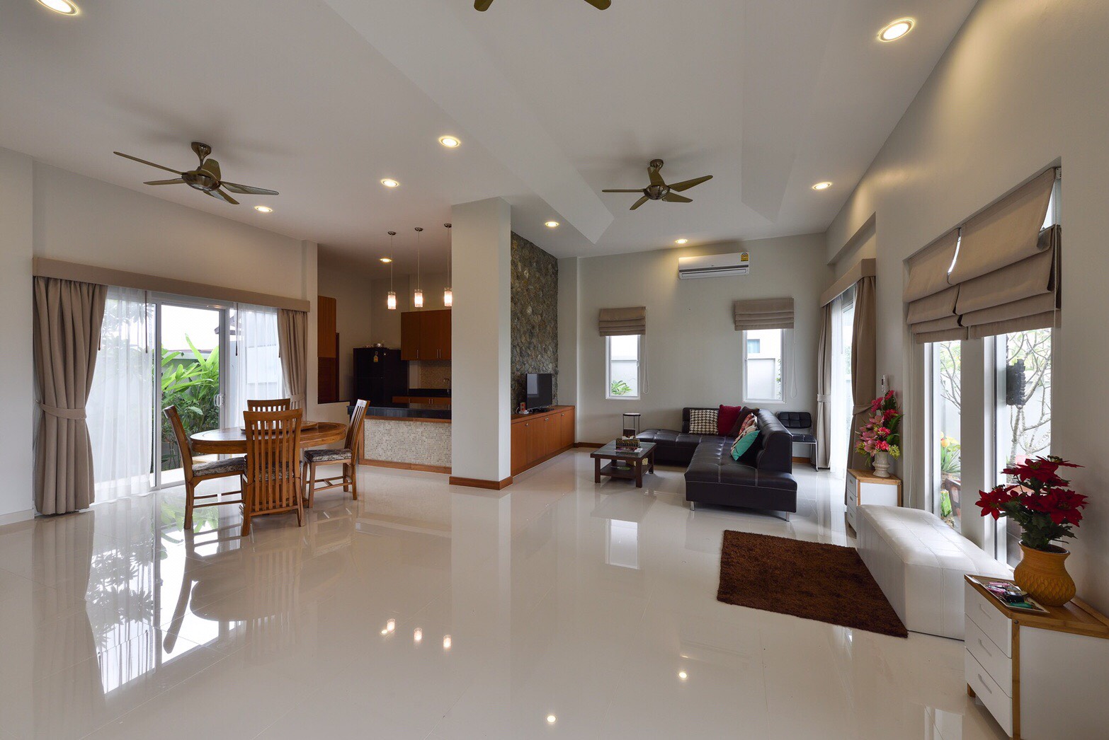 For Sales/Rent : 4 bed room private poool villa tropical modern style locate in Bandon-Cherntalay road.