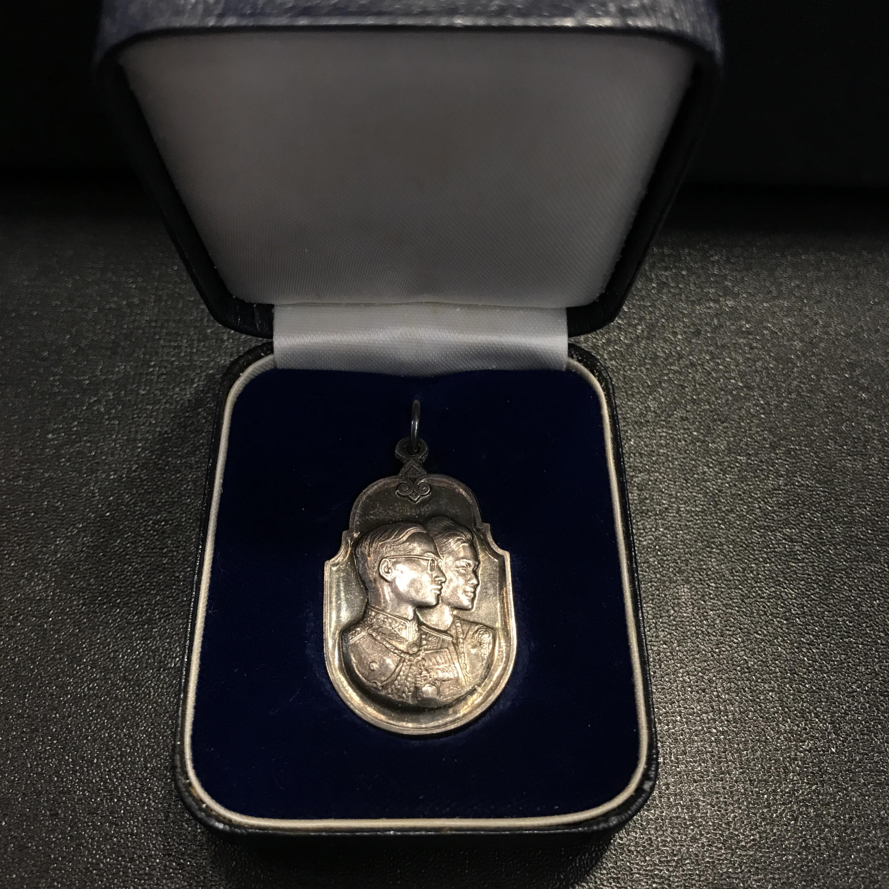 เหรียญสองพระองค์พระราชทาน ภปร. สก. เนื้อเงิน ปี2535 สภาพสวยผิวเดิมพร้อมกล่องเดิมๆ (หายาก)