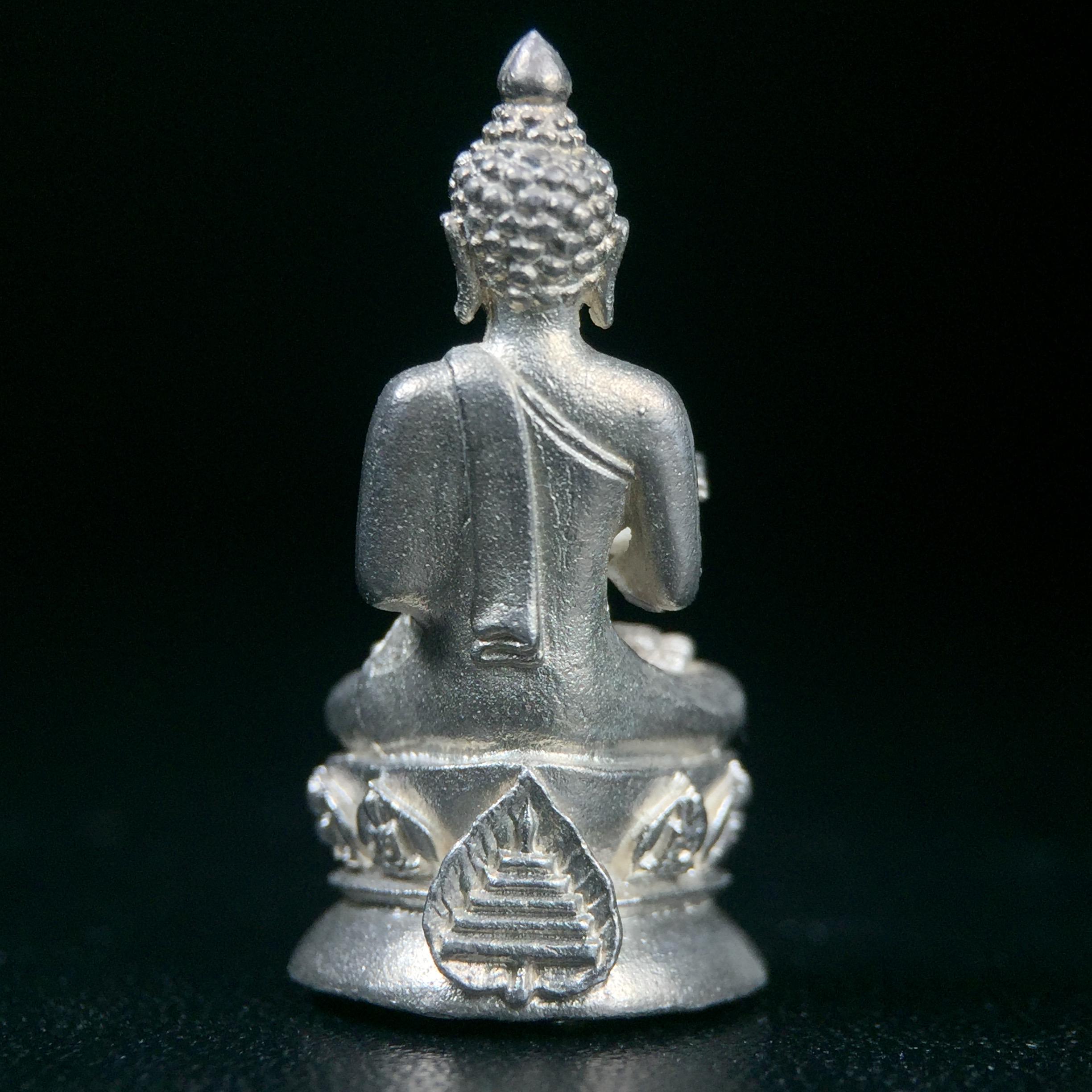 พระกริ่งปรมานุชิตชิโนรส วัดพระเชตุพนวิมลมังคลาราม(วัดโพธิ์) ปี2533 เนื้อเงิน ( ในหลวงรัชกาลที่9เสด็จเททอง)พิธีใหญ่ งดงามด้วยพุทธศิลป์เปี่ยมด้วยพุทธคุณ อีกหนึ่งรุ่นที่แนะนำสะสมบูชา