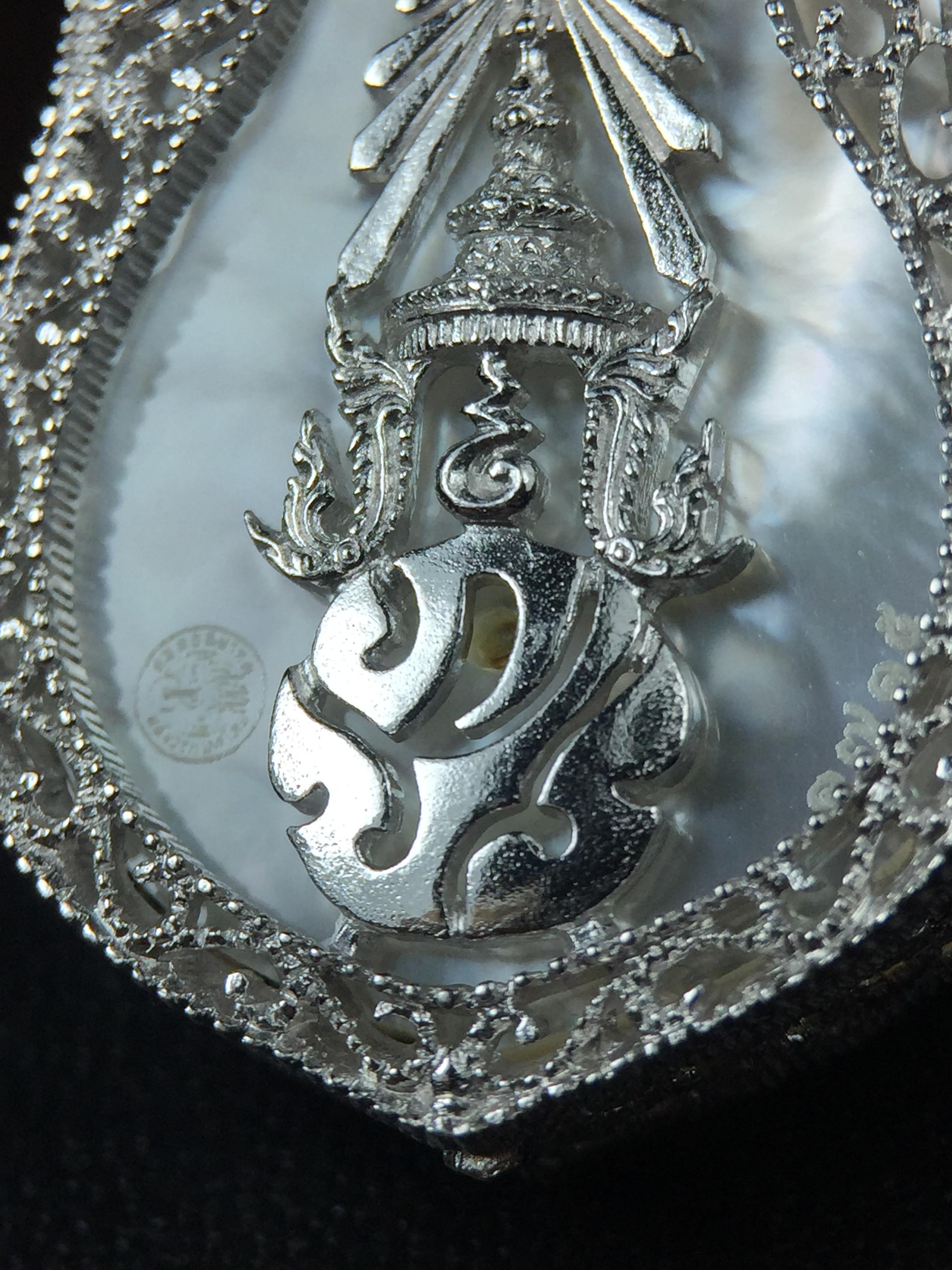 พระพุทธชินราช ภปร. โครงการ "เพราะแผ่นดินนี้ คือ แผ่นดินเกิด" ปี2548(รุ่นแรก) เหรียญทรงเสมา ขนาด 21 x 29 มม.เนื้อเงินสามกษัตริย์ องค์พระชุบสามกษัตริย์ ล้อมด้วยกรอบเงินชุบทองคำขาวสลักเสลาเป็นลวดลายละเอียดอ่อน ส่วนพื้นองค์พระเป็นเปลือกหอยมุขงดงาม