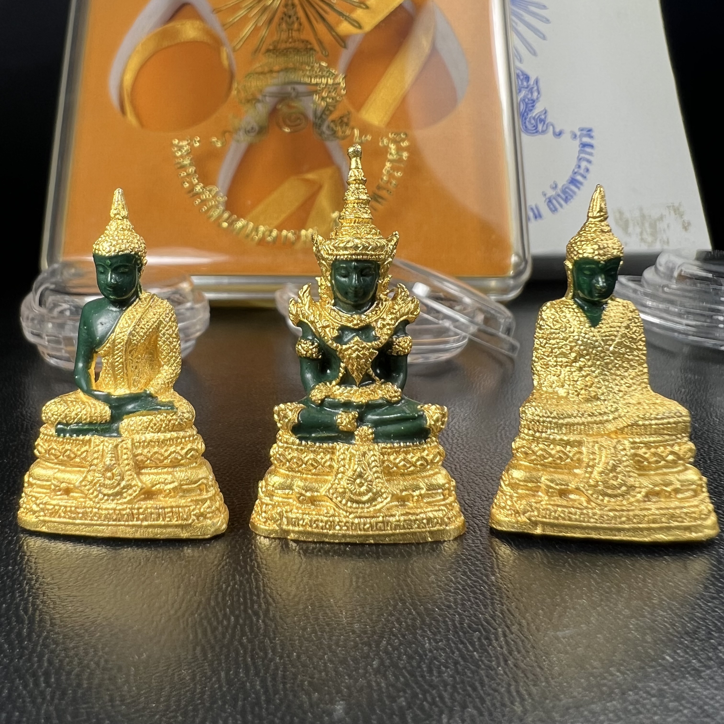 พระพุทธมหามณีรัตนปฏิมากร(พระแก้วมรกต) วัดพระศรีรัตนศาสดาราม สำนักพระราชวัง จัดสร้าง ชุด3 ฤดู ร้อน ฝน หนาว(บรรจุมวลสารใต้ฐาน)