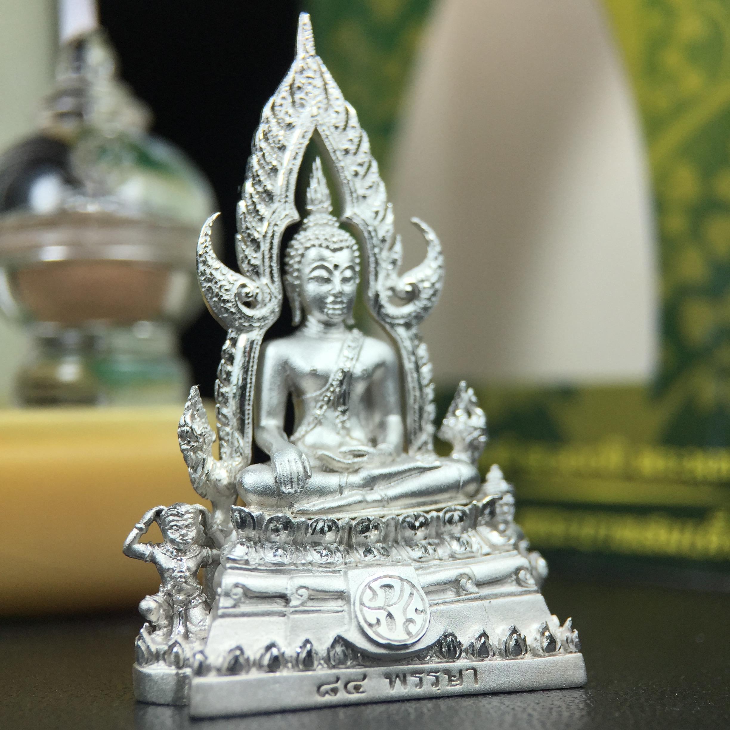 พระพุทธชินราช(จำลอง) ภปร. 84 พรรษา ปี 2554 เนื้อเงินชุบทองคำขาว พิมพ์กลางขนาดหน้าตัก 1/2 นิ้ว(พระราชทานมวลสาร จิตรลดาและเส้นพระเจ้า(เส้นผม)รัชกาลที่9)พุทธศิลป์ทรงคุณค่าอีกหนึ่งรุ่นยอดนิยม(องค์หมายเลขสวย เลขคู่ 1155)