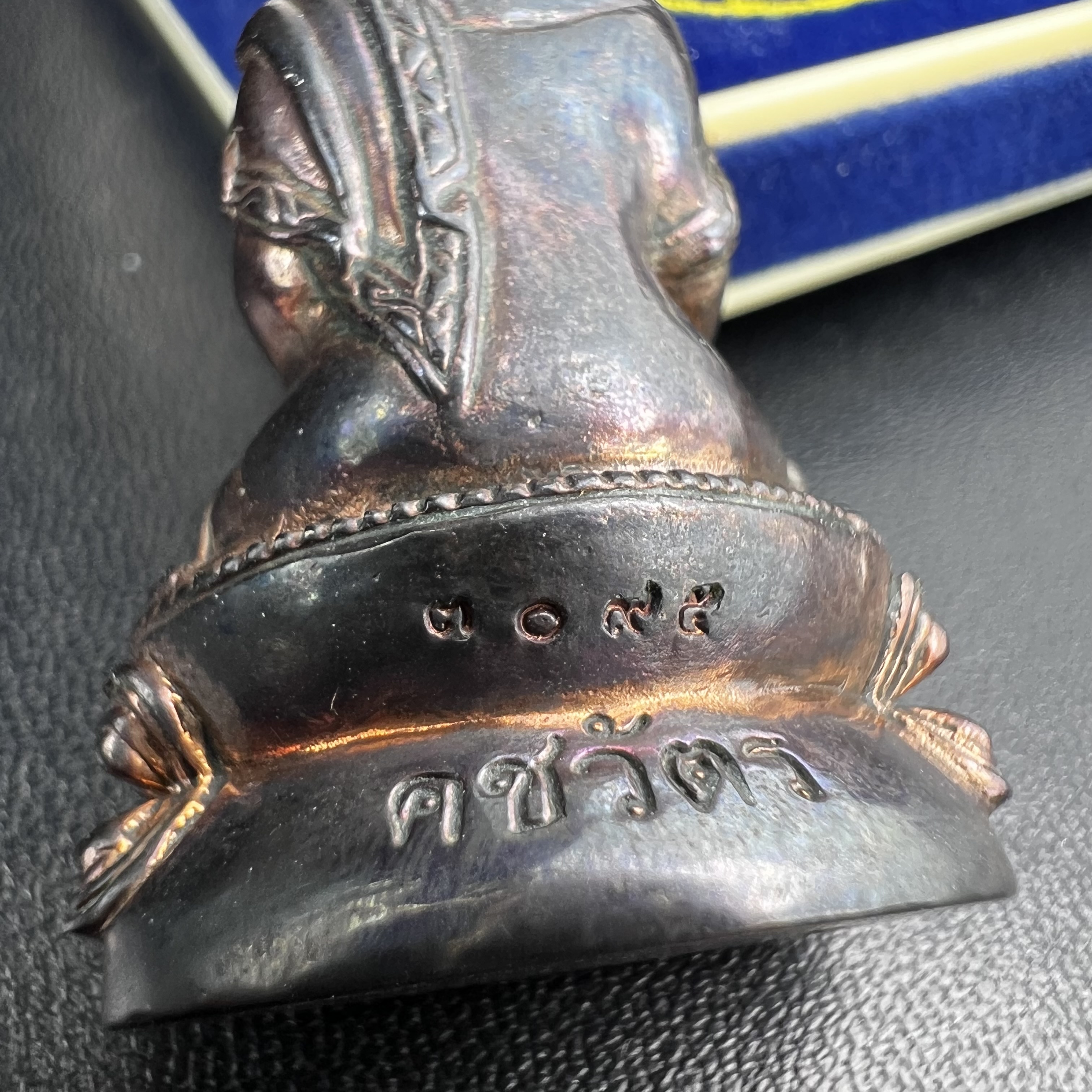 พระกริ่งคชวัตร รุ่นแรก วัดบวรนิเวศวิหาร ปี 2546 เนื้อนวโลหะเต็มสูตรแก่ทองคำ ฉลองพระชนมายุ 90พรรษา สมเด็จพระสังฆราชเจ้า กรมหลวงวชิรญาณสังวร (เจริญ สุวฑฺฒโน) พุทธศิลป์ที่เป็นเอกลักษณ์ ทุกองค์บรรจุเส้นพระเกศาของสมเด็จพระญาณสังวร ยอดนิยม หายาก 1 ใน 3999 องค์