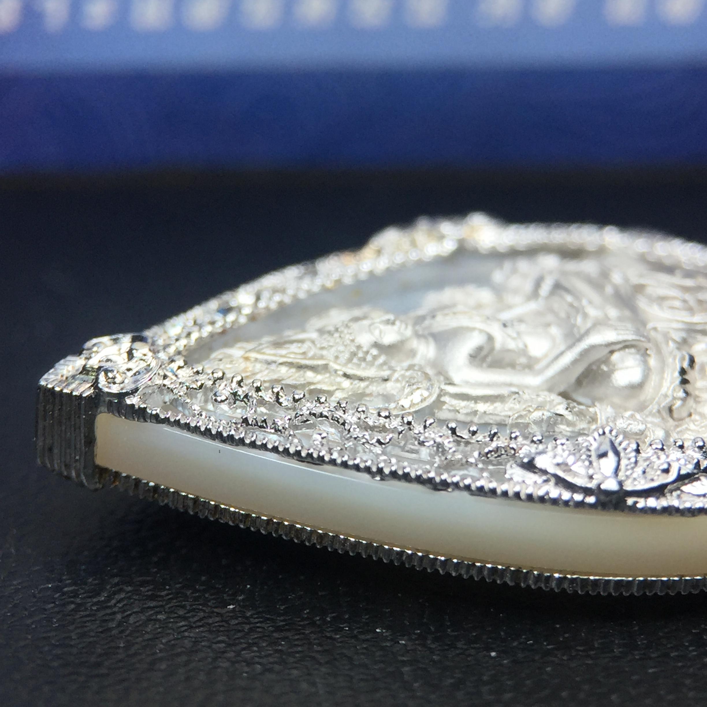 เหรียญพระพุทธชินราช ภปร. โครงการ เพราะแผ่นดินนี้คือแผ่นดินเกิด ปี 2551 รูปหยดน้ำ เนื้อเงินชุบทองคำขาว(ล้อมด้วยกรอบเงินชุบทองคำขาวสลักเสลาเป็นลวดลายละเอียดอ่อน ส่วนพื้นองค์พระเป็นเปลือกหอยมุขสวยงดงาม )(ขนาด 21 x 29 มม.) (สวยงามหายาก)1ใน5000องค์