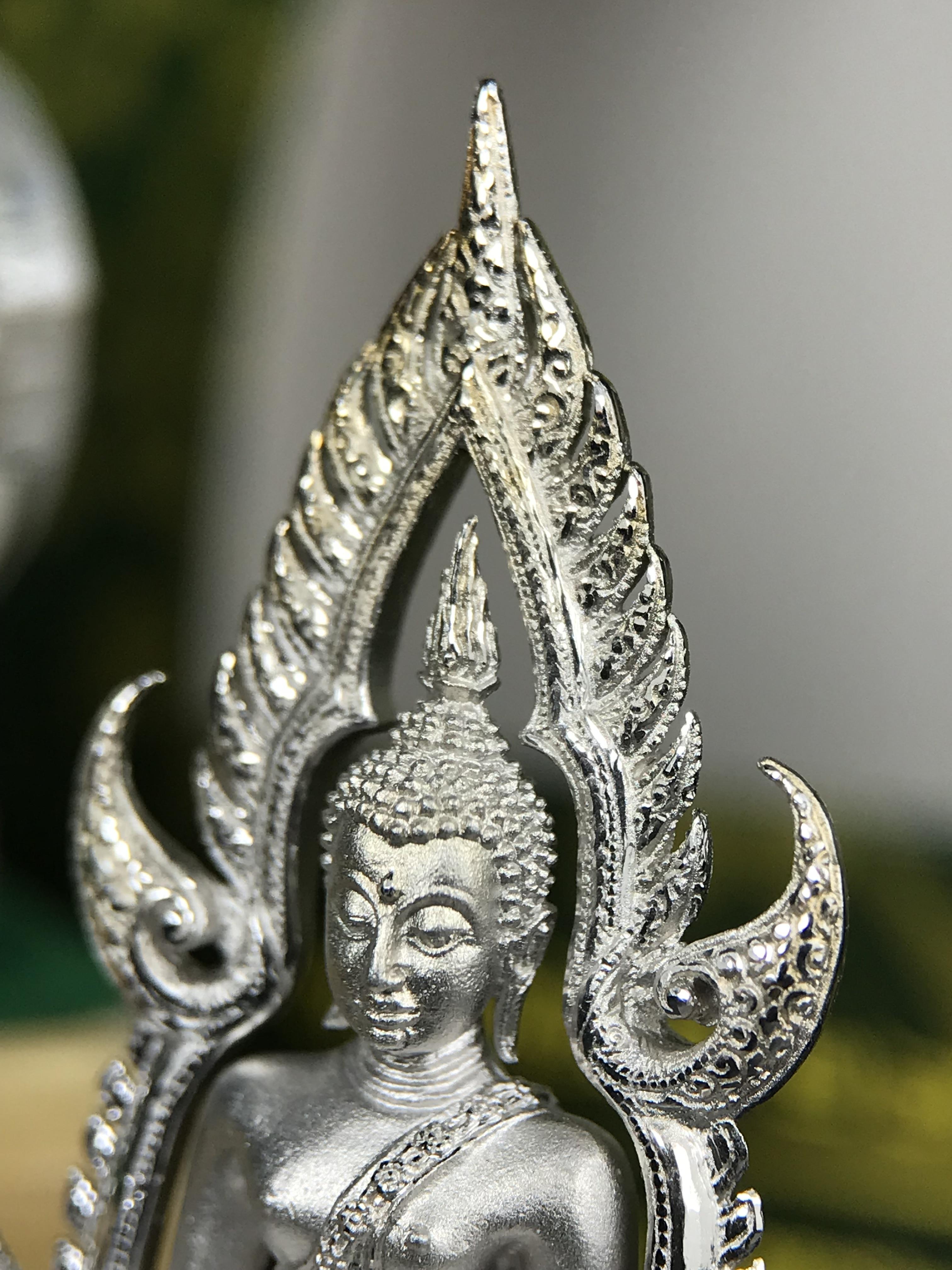 พระพุทธชินราช ภปร. 84 พรรษาในหลวงรัชกาลที่ 9 ปี 2554 พิมพ์กลางขนาดหน้าตัก 1/2 นิ้ว(สูง 3.8 ซม.) เนื้อเงินชุบทองคำขาว(สภาพผิวเดิมสวย) (พระราชทานมวลสาร จิตรลดาและเส้นพระเจ้า(เส้นผม)รัชกาลที่9)พุทธศิลป์ทรงคุณค่าอีกหนึ่งรุ่นยอดนิยม(องค์หมายเลข ๒๔๐๐)