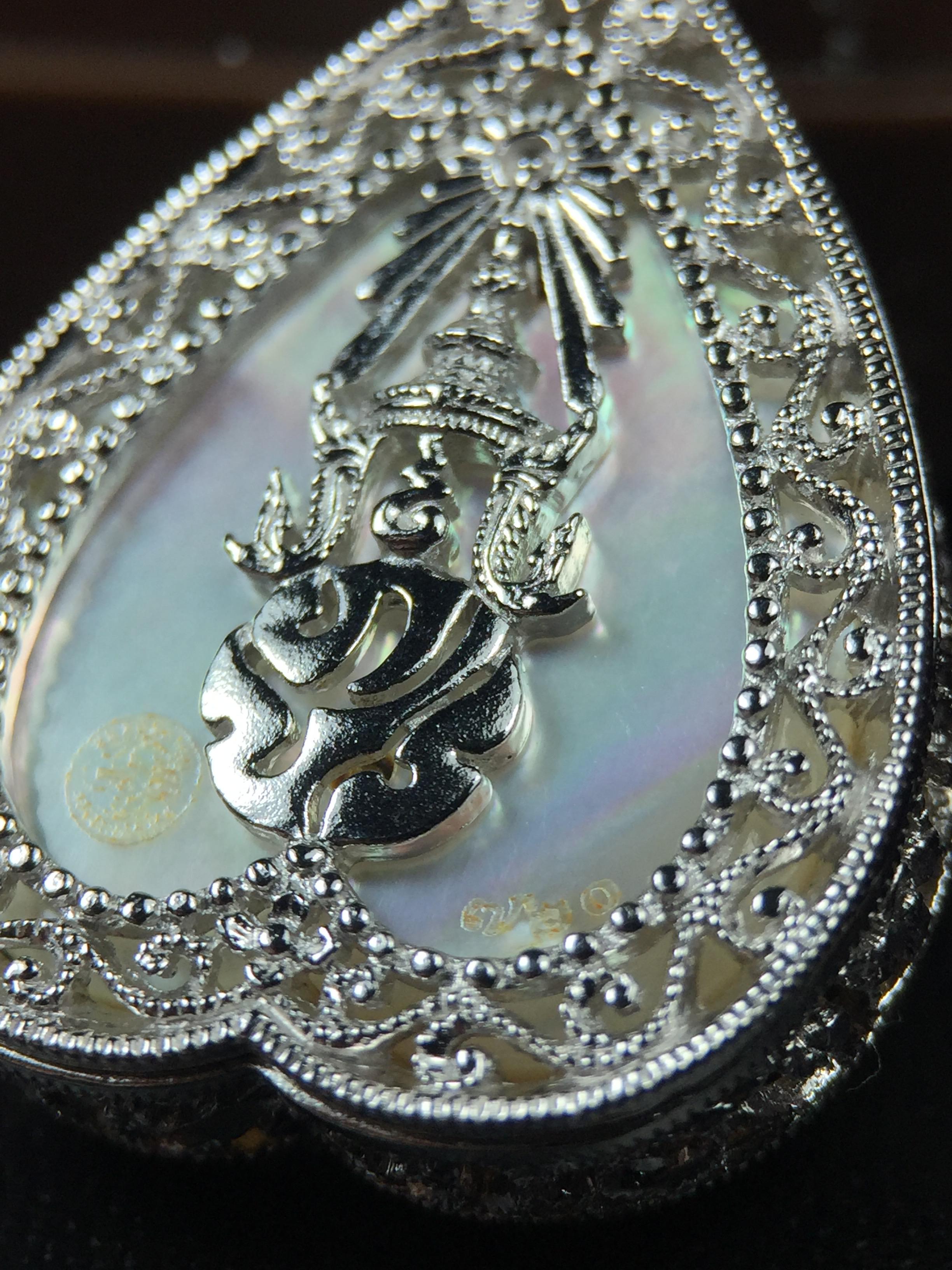 พระพุทธชินราช ภปร. โครงการ "เพราะแผ่นดินนี้ คือ แผ่นดินเกิด" ปี2548(รุ่นแรก) เหรียญทรงใบโพธิ์ ขนาด 21 x 29 มม. เนื้อเงินสามกษัตริย์ องค์พระชุบสามกษัตริย์ ล้อมด้วยกรอบเงินชุบทองคำขาวสลักเสลาเป็นลวดลายละเอียดอ่อน ส่วนพื้นองค์พระเป็นเปลือกหอยมุข