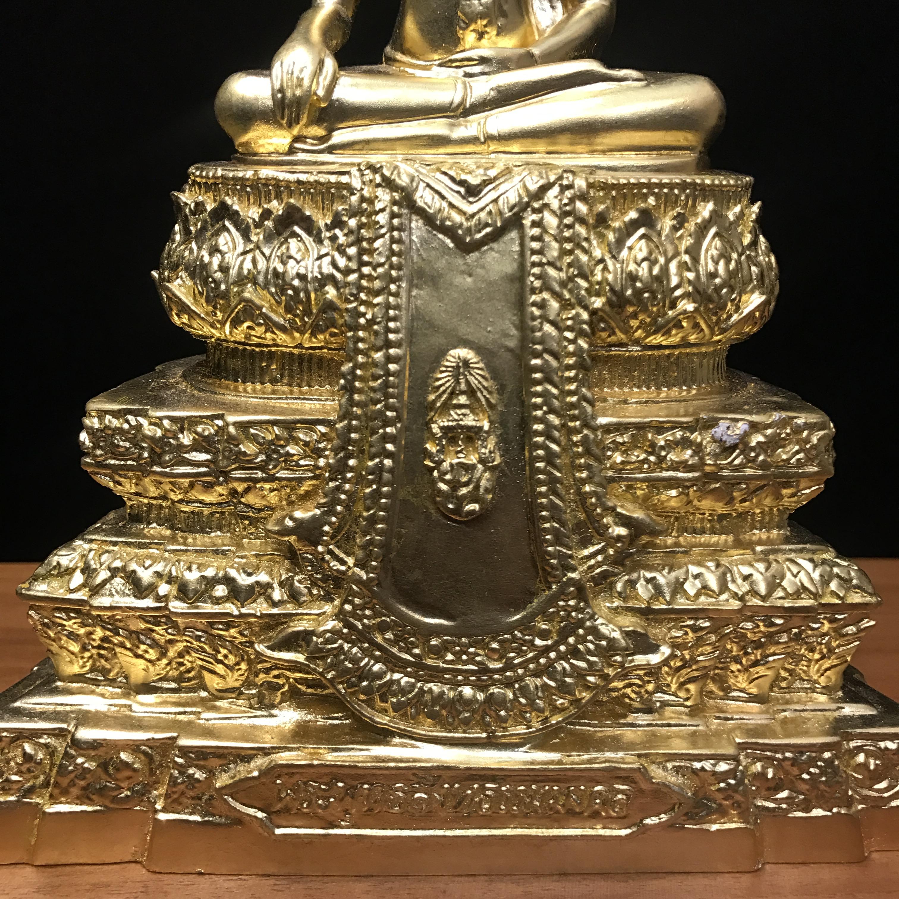 พระพุทธสิงหธรรมมงคล ภปร. รุ่นแรก พุทธสมาคมฯ จัดสร้าง ปี2547 เนื้อโลหะผสมปิดทอง หน้าตัก ๓ นิ้ว