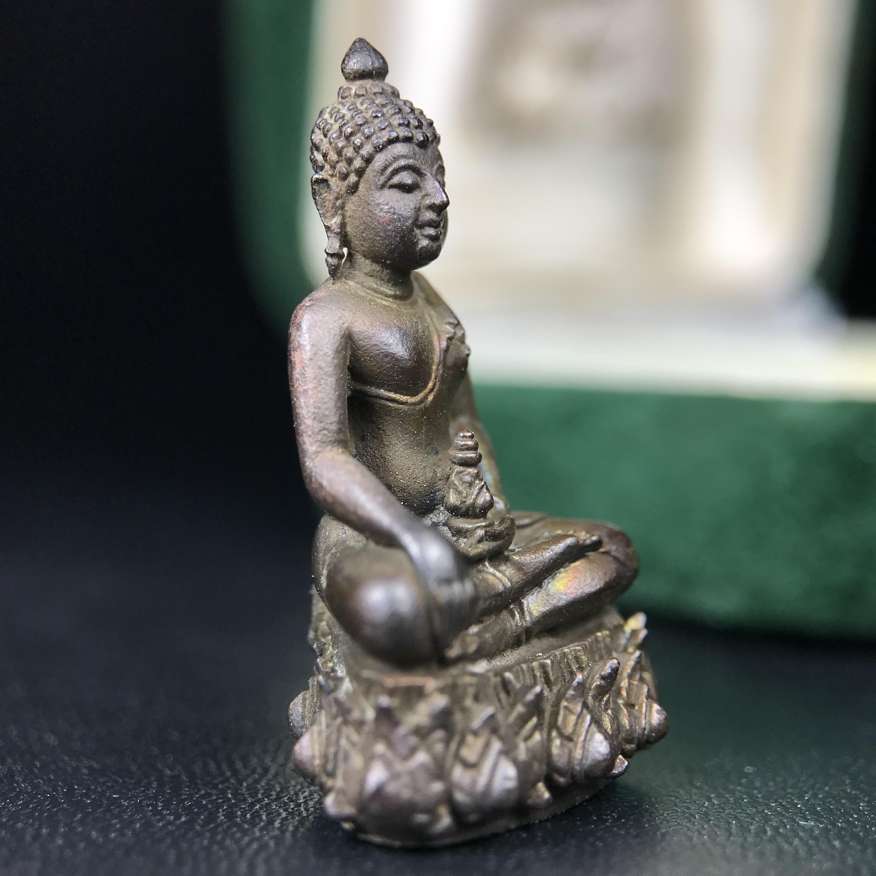 พระกริ่งวาสนา(รุ่นแรก) 80 พรรษา สมเด็จพระสังฆราช (วาสน์) วัดราชบพิธฯ ปี2521 เนื้อนวโลหะ(ตอกโค๊ตพระปิดตา) โดยมีหลวงปู่โต๊ะ วัดประดู่ฉิมพลีร่วมปลุกเสก พร้อมกล่องบรรจุเดิม(รุ่นแรก คอตั้งตรงได้สัดส่วน หายาก)