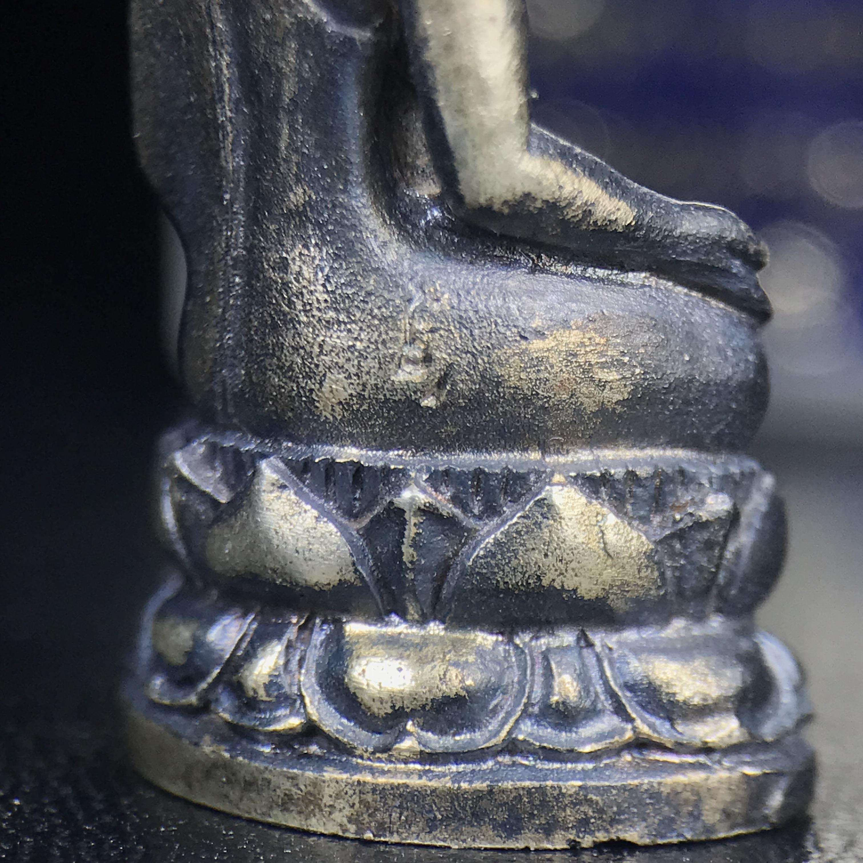 พระกริ่งไพรีพินาศ ภปร. รุ่นแรกของประเทศไทย วัดปทุมวนาราม ปี 2535 เนื้อเงิน(ผิวเดิม ผิวขึ้นรุ้งทั่วองค์ สวย งดงาม)(เข้มขลังทรงอานุภาพยิ่งใหญ่ กำราบศัตรูพ่ายสิ้น) ขนาดสูง 3 ซม. พร้อมกล่องบรรจุเดิมครบสมบูรณ์ (ในหลวงรัชกาลที่9เสด็จเททอง)(1ใน3000องค์)นิยมหายาก