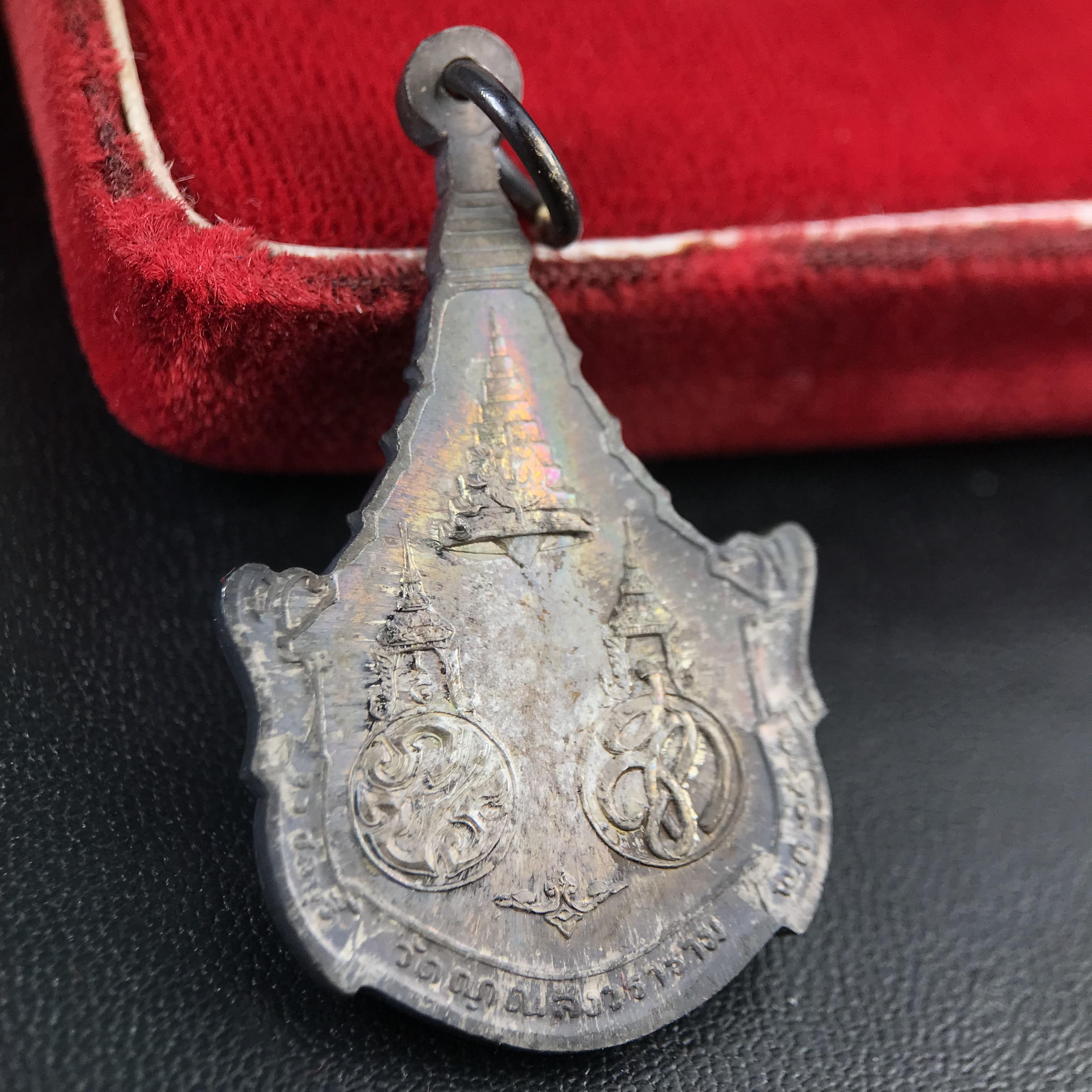 เหรียญพระพุทธญาณนเรศวร์ รุ่นแรก หลังพระปรมาภิไธย ภปร.และ สก.วัดญาณสังวราราม จ.ชลบุรี ปี 2527 เนื้อเงิน(ผิวเดิม ขึ้นรุ้งผิวน้ำทองกระจายทั่วเหรียญสวยมาก)ขนาด 2.3 x 3.8 ซม. พร้อมกล่องเดิม สมเด็จพระญาณสังวร ประธานในพิธีมหาพุทธาภิเษก(เนื้อเงินพบเจอน้อย หายาก)