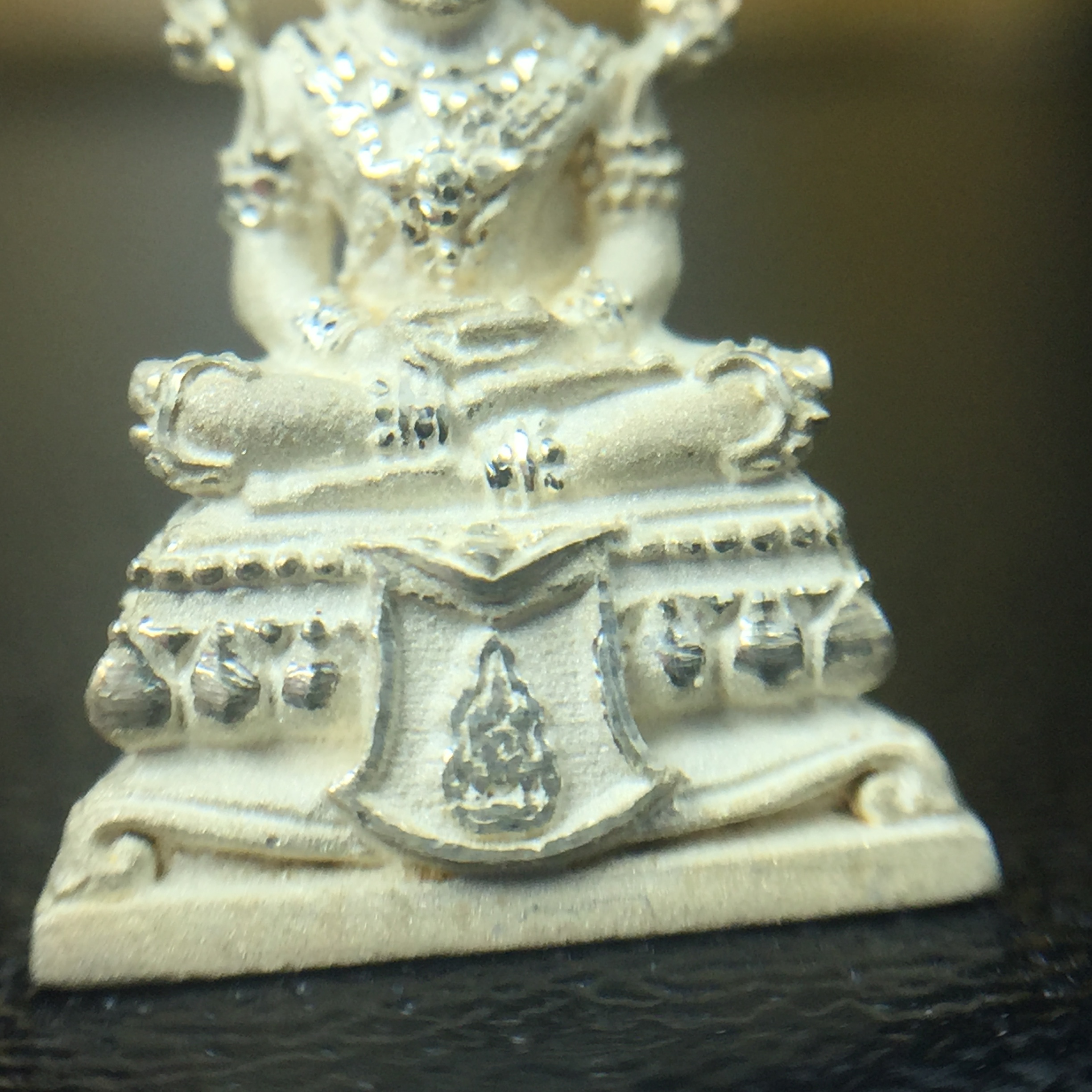 พระแก้วมรกต(จำลอง)ลอยองค์ ขนาดหน้าตัก 1/4 นิ้ว ทรงเครื่องฤดูร้อน เนื้อเงิน ตราสัญลักษณ์ฉลองสิริราชสมบัติครบ 60 ปี พ.ศ.2549