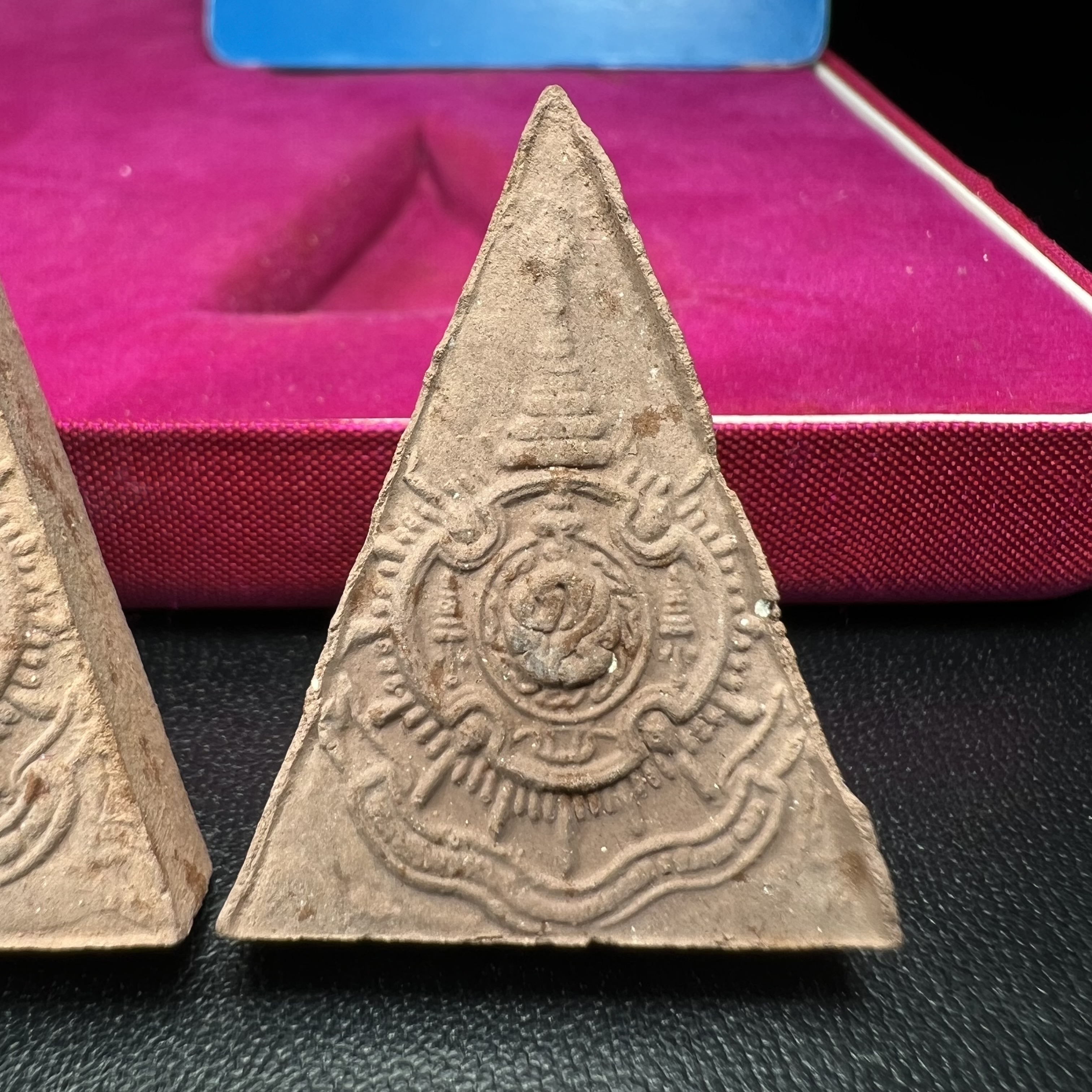 พระสมเด็จนางพญา 9 แผ่นดิน ชุด เบญจรัตนคุณ วัดอรุณราชวราราม จัดสร้างเนื่องในพระราชพิธีมหามงคลรัชกาลที่ 9 เฉลิมพระชนมพรรษา 6 รอบ 5 ธันวาคม 2542 ชุด เบญจรัตนคุณ ชุดหมายเลข ๓๐๙ (ชุดพิเศษพิมพ์กรรมการ 1 ใน 1000 ชุด)หายาก