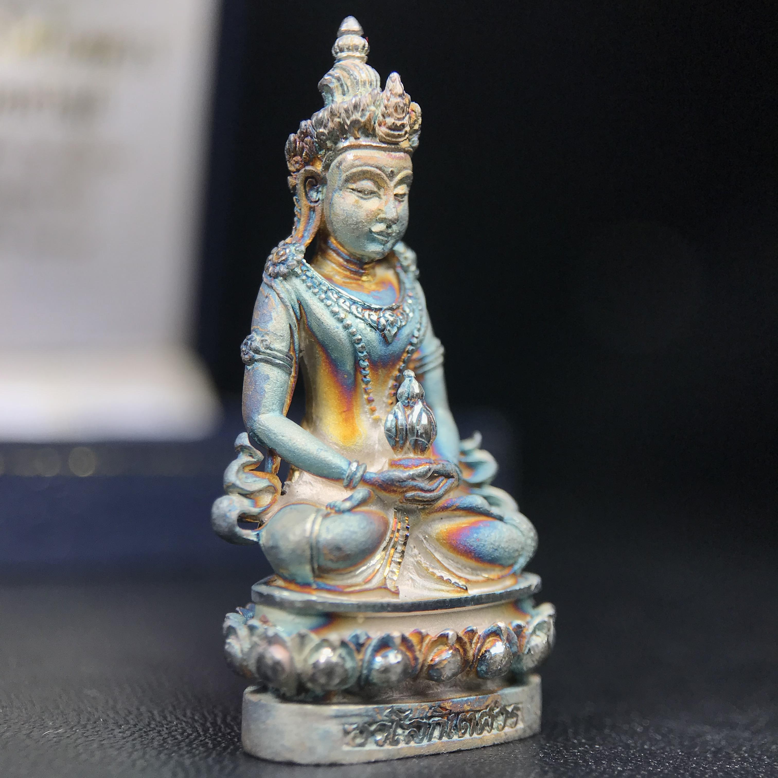 พระกริ่งอวโลกิเตศวร ( เจ้าแม่กวนอิม ) วัดโพธิ์แมนคุณาราม รุ่นอุดมโภคทรัพย์ ปี 2539 เนื้อเงินพ่นทราย(ผิวเดิม ขึ้นสีรุ้งธรรมชาติ แบบนิยม เสน่ห์ของพระเนื้อเงิน)(พร้อมกล่องบรรจุเดิม)(อีกหนึ่งรุ่นยอดนิยม พุทธศิลป์สวยงดงาม)หายาก 1 ใน 5000 องค์*องค์หมายเลข ๓๖๔๒*