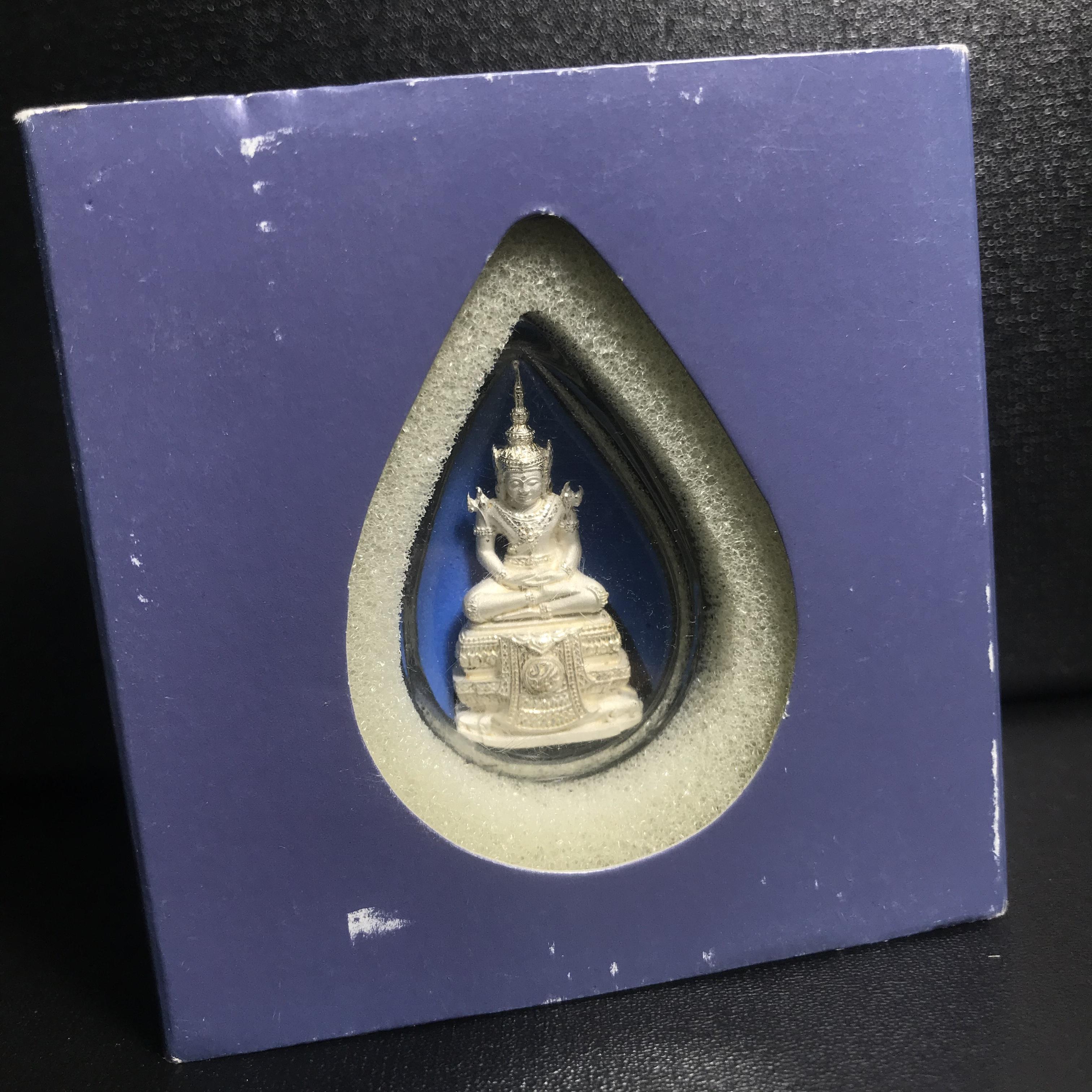 พระแก้วมรกต ภปร.หน้าตัก 1/2 นิ้ว จัดสร้างโดย รพ.ภูมิพลฯ ปี2547 ลอยองค์เนื้อเงิน(1ใน3000องค์)(หายาก)สภาพสวยครบสมบูรณ์