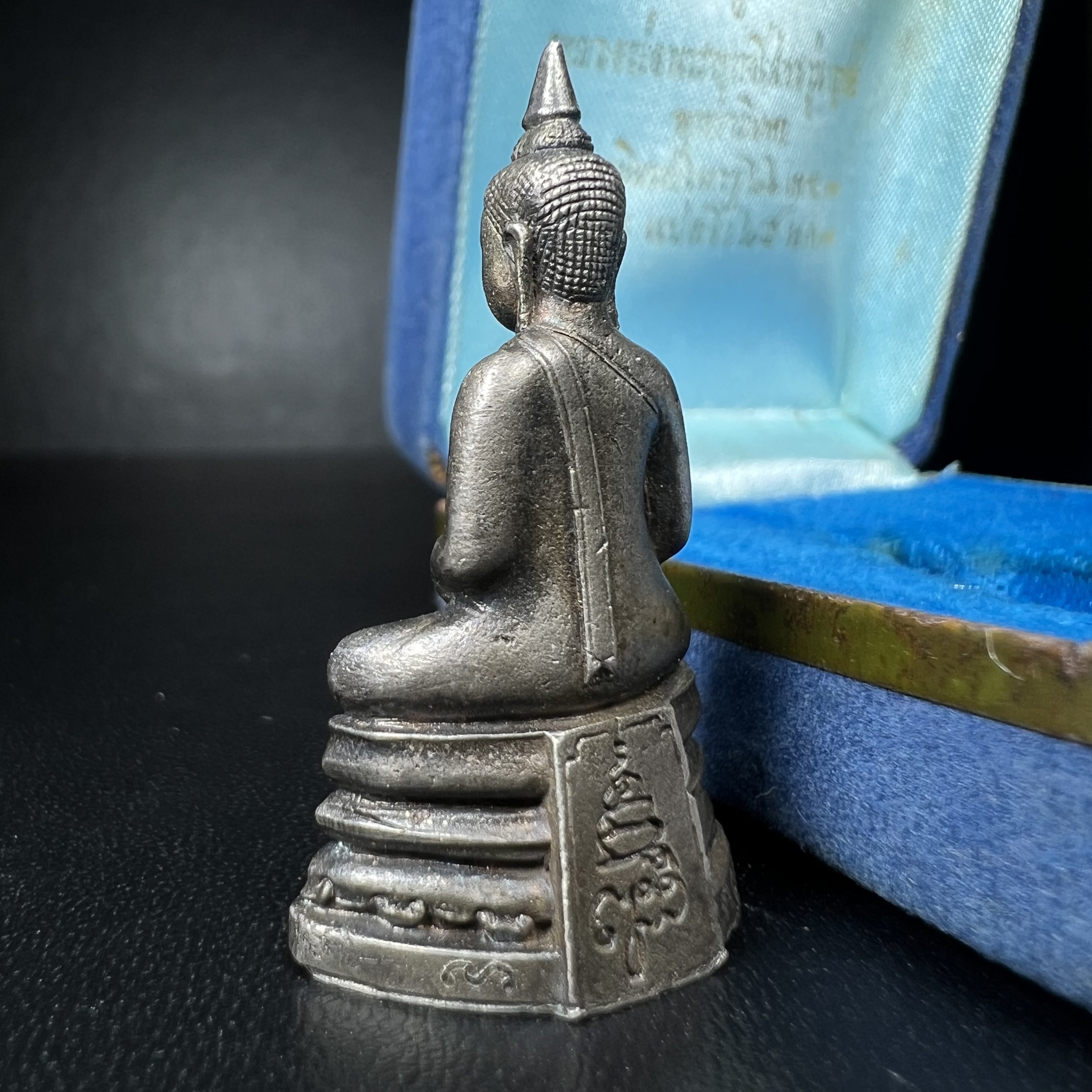 หลวงพ่อพระพุทธโสธร รุ่น ญสส. ปี 2533 พิมพ์ใหญ่เนื้อเงินผสมชนวน ผิวเดิมสวยเข้มขลังพร้อมกล่องบรรจุเดิมครบ(สมเด็จพระญาณสังวร สมเด็จพระสังฆราช เสด็จเป็นองค์ประธานเททอง)พระดีพิธีใหญ่ชนวนมวลสารเข้มขลังและเป็นอีกหนึ่งผลงานของนายช่างเกษม มงคลเจริญ งดงามทรงคุณค่า