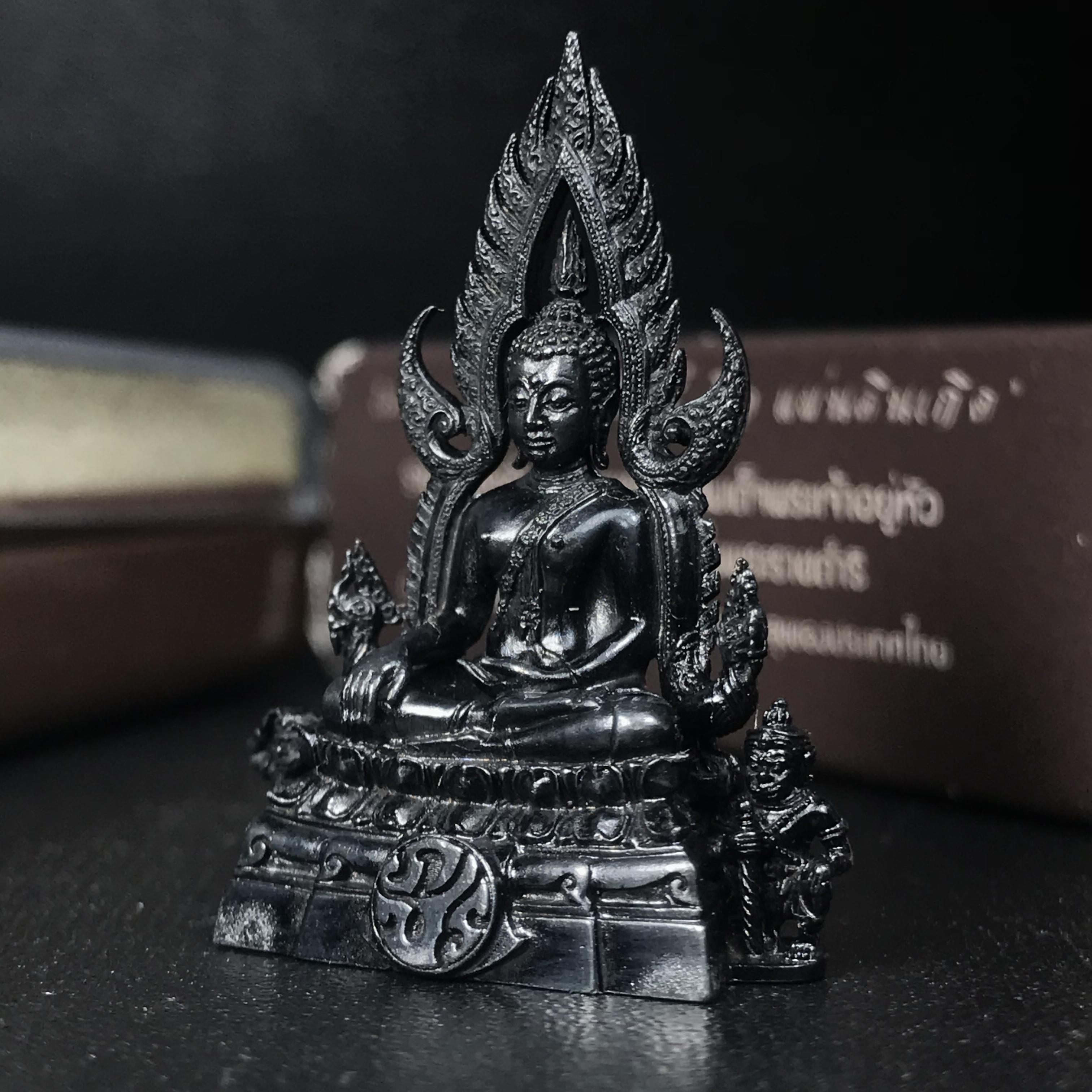 พระพุทธชินราช ภปร. โครงการ "เพราะแผ่นดินนี้ คือ แผ่นดินเกิด" ปี2548(รุ่นแรก) ลอยองค์ หน้าตัก 1/2 นิ้ว เนื้อเงินรมดำ